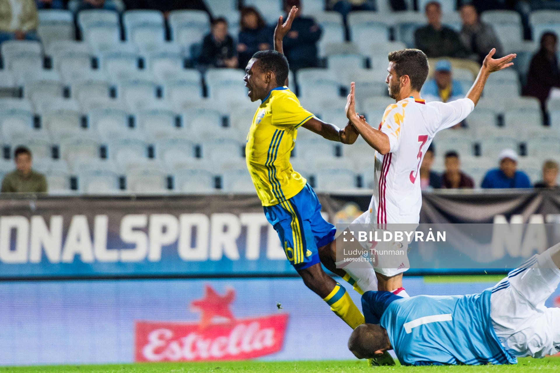 Sveriges Joel Asoro fälls av Spaniens Jose Gaya och