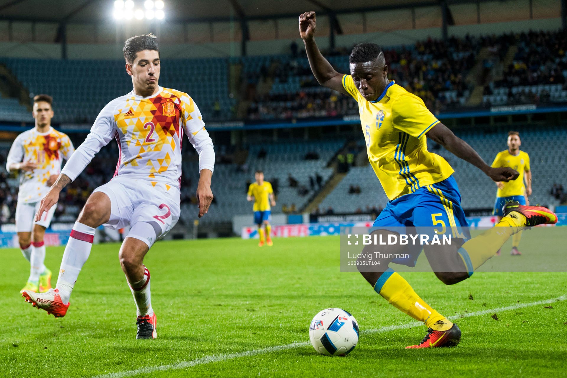 Sveriges Pa Konate bevakas av Spaniens Hector Bellerin