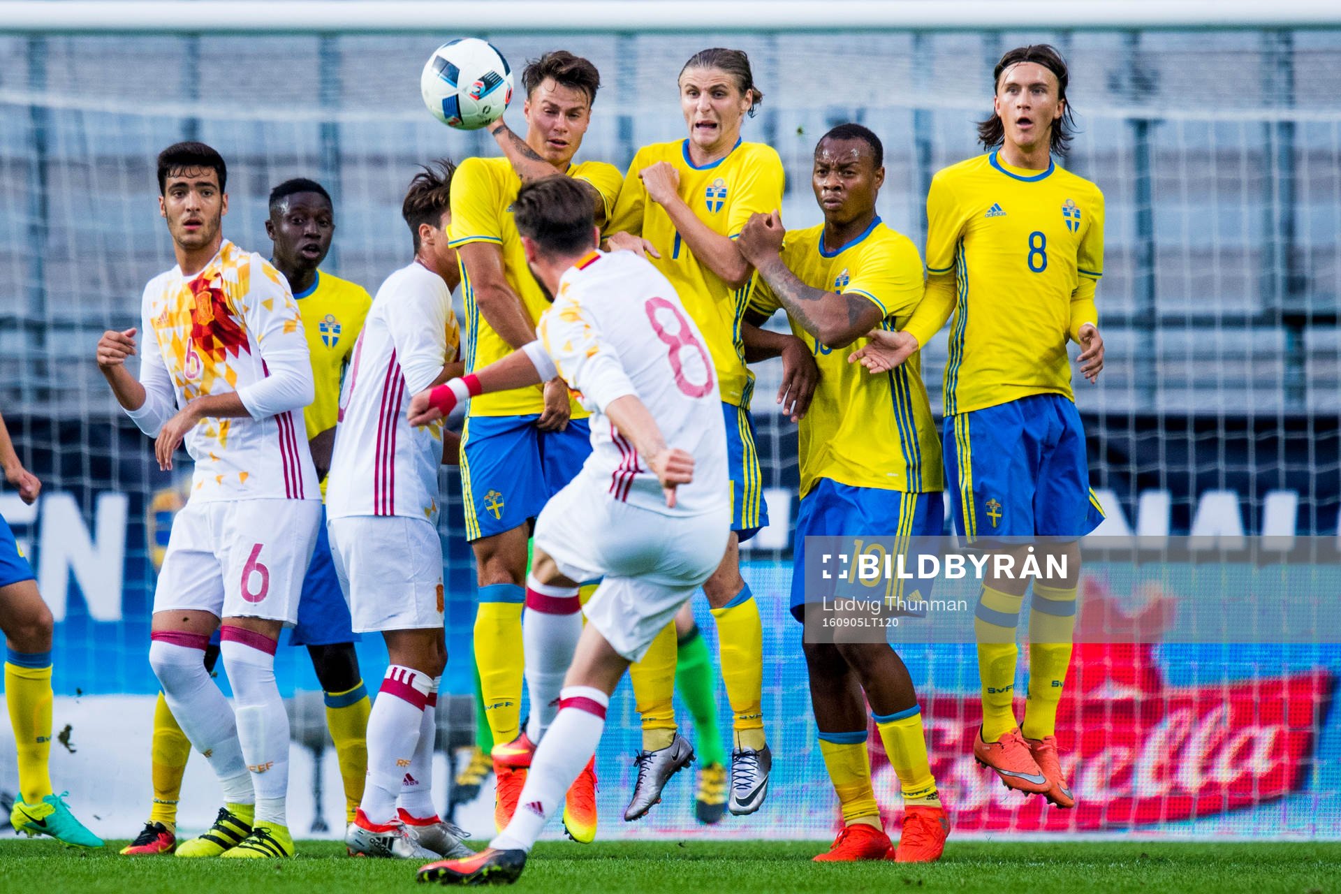 Spaniens Saul Niguez lägger en frispark mot Sveriges