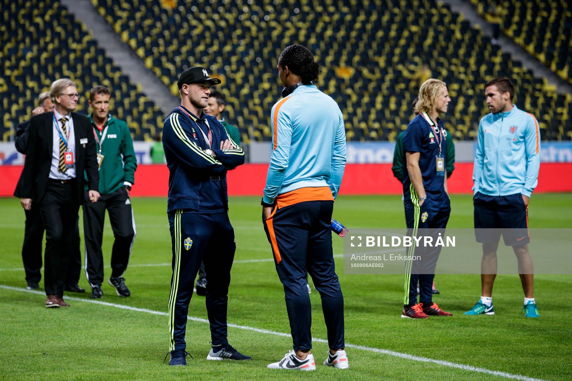 Sveriges John Guidetti pratar med en spelare från Holland