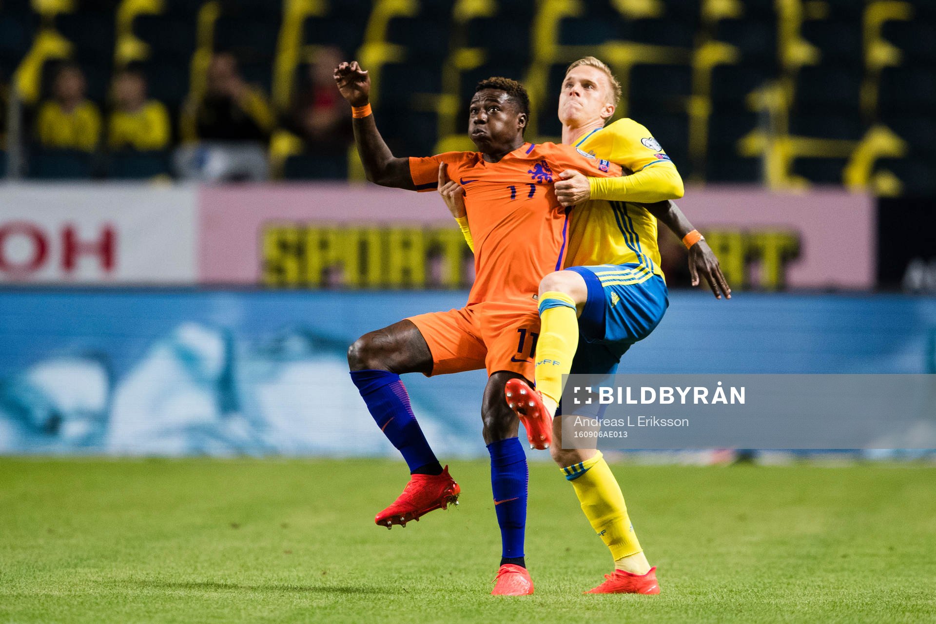 Hollands Quincy Promes och Sveriges Oscar Wendt