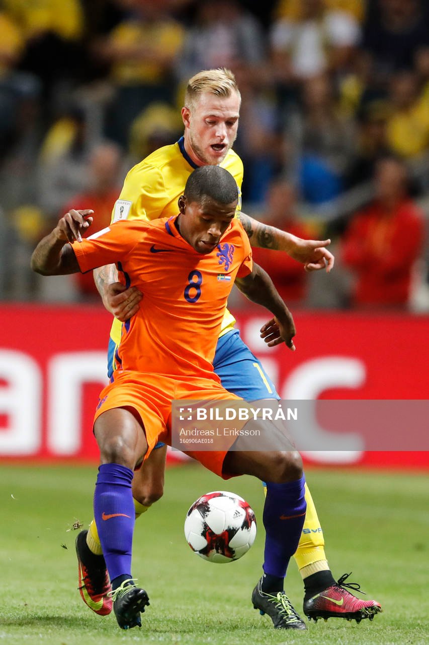 Sveriges John Guidetti och Hollands Georginio Wijnaldum
