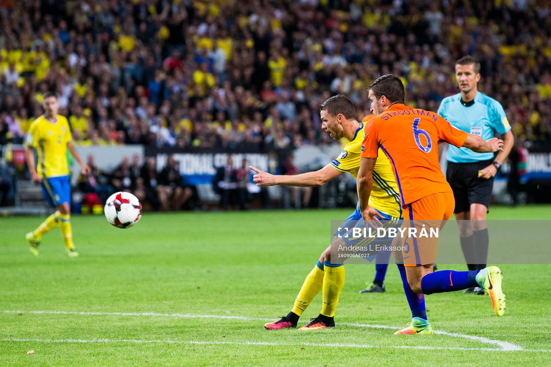 Sveriges Marcus Berg skjuter 1-0 för sverige när Hollands