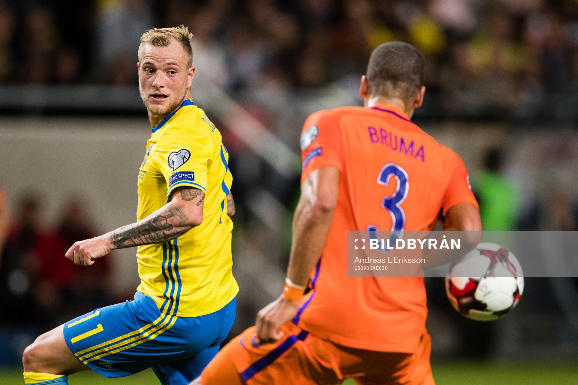 Sveriges John Guidetti ser på när Hollands Jeffrey Bruma