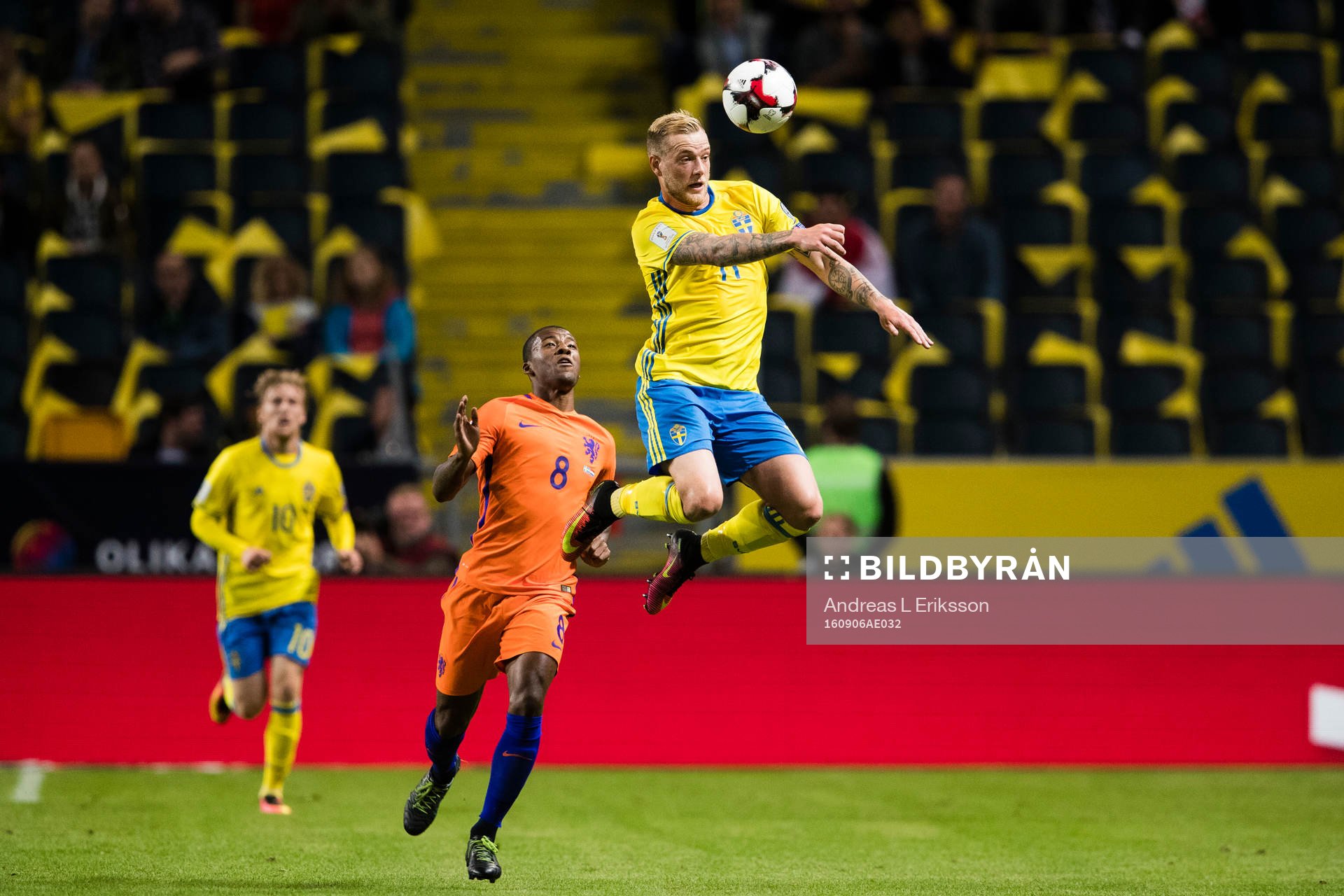 Hollands Georginio Wijnaldum ser på när Sveriges John