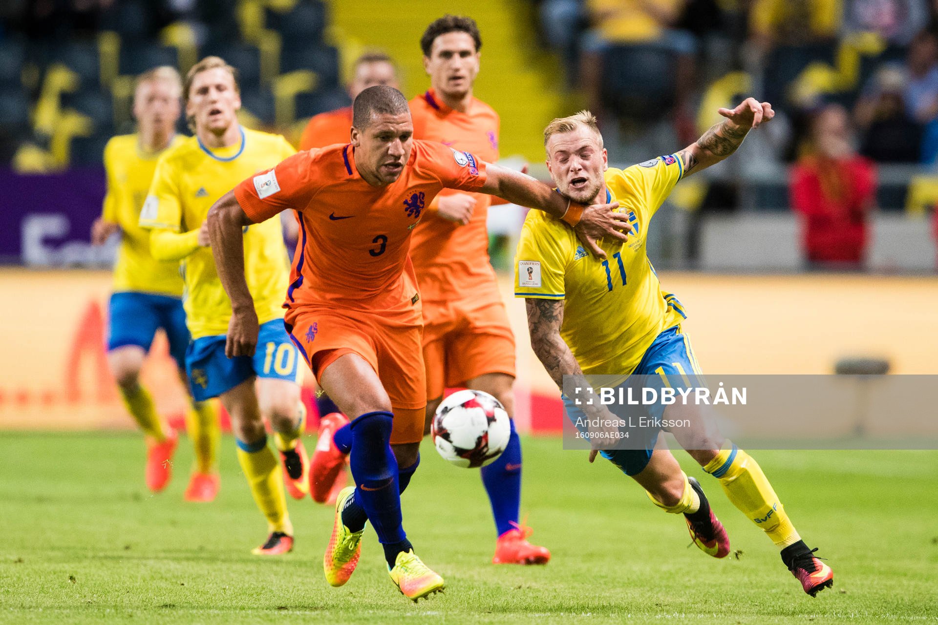 Hollands Jeffrey Bruma i kamp om bollen med Sveriges John Guidetti under fotbollsmatchen i VM-kvalet mellan Sverige och Holland den 6 september 2016 i Stockholm.