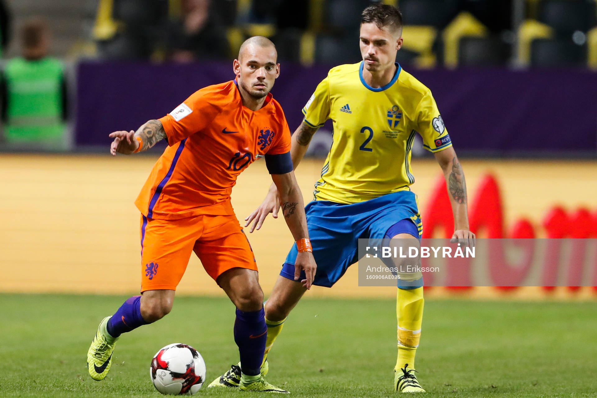 Hollands Wesley Sneijder och Sveriges Mikael Lustig