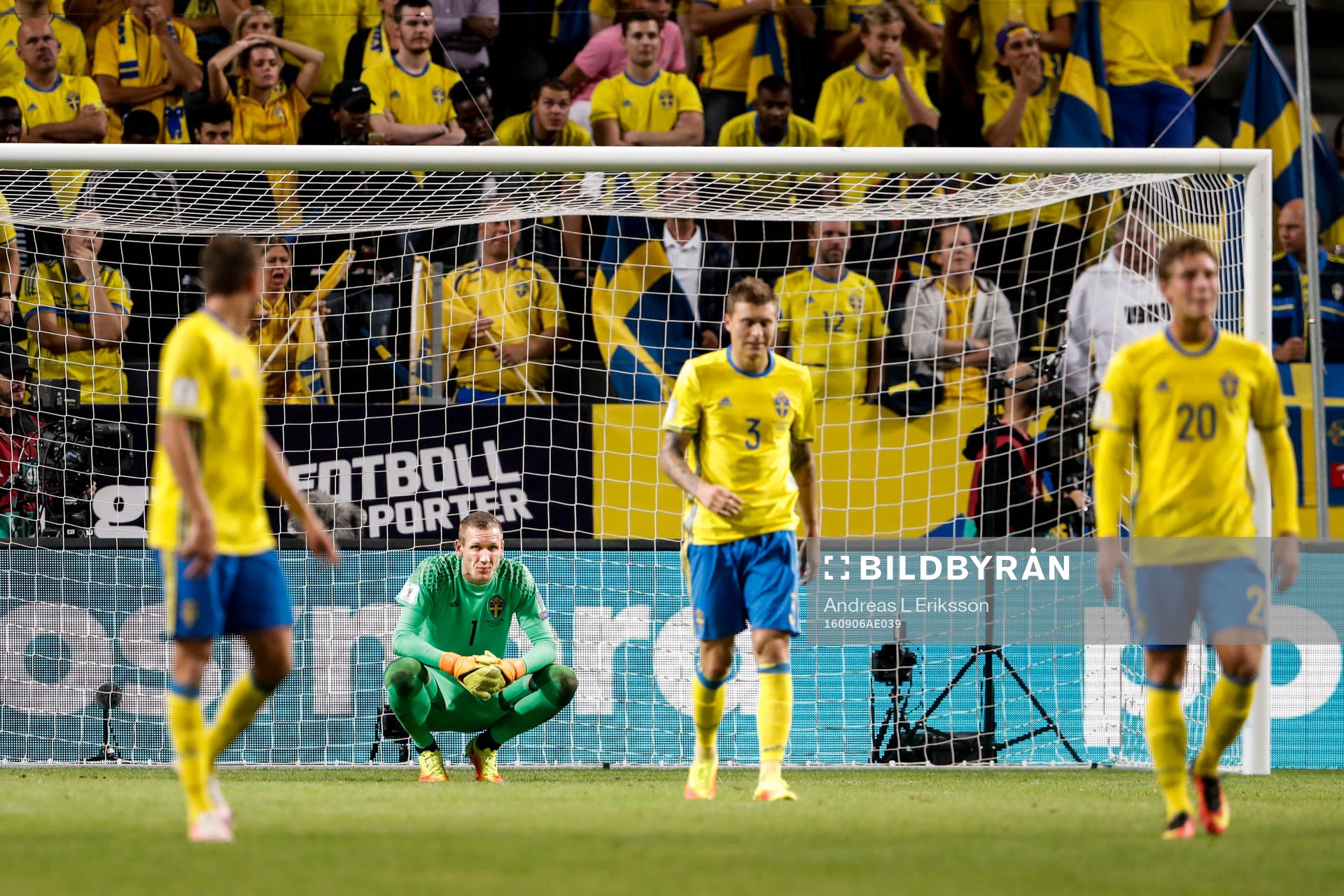 Sveriges målvakt Robin Olsen, Victor Nilsson Lindelöf och