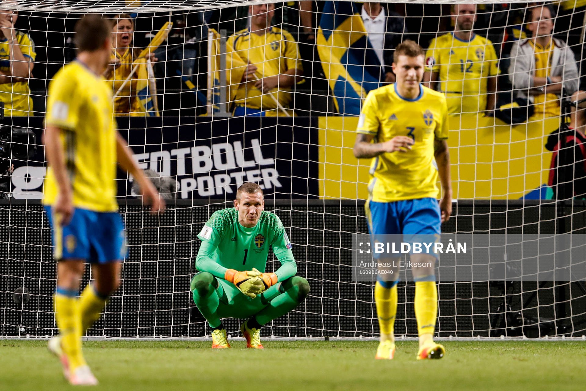 Sveriges Andreas Granqvist, målvakt Robin Olsen och Victor