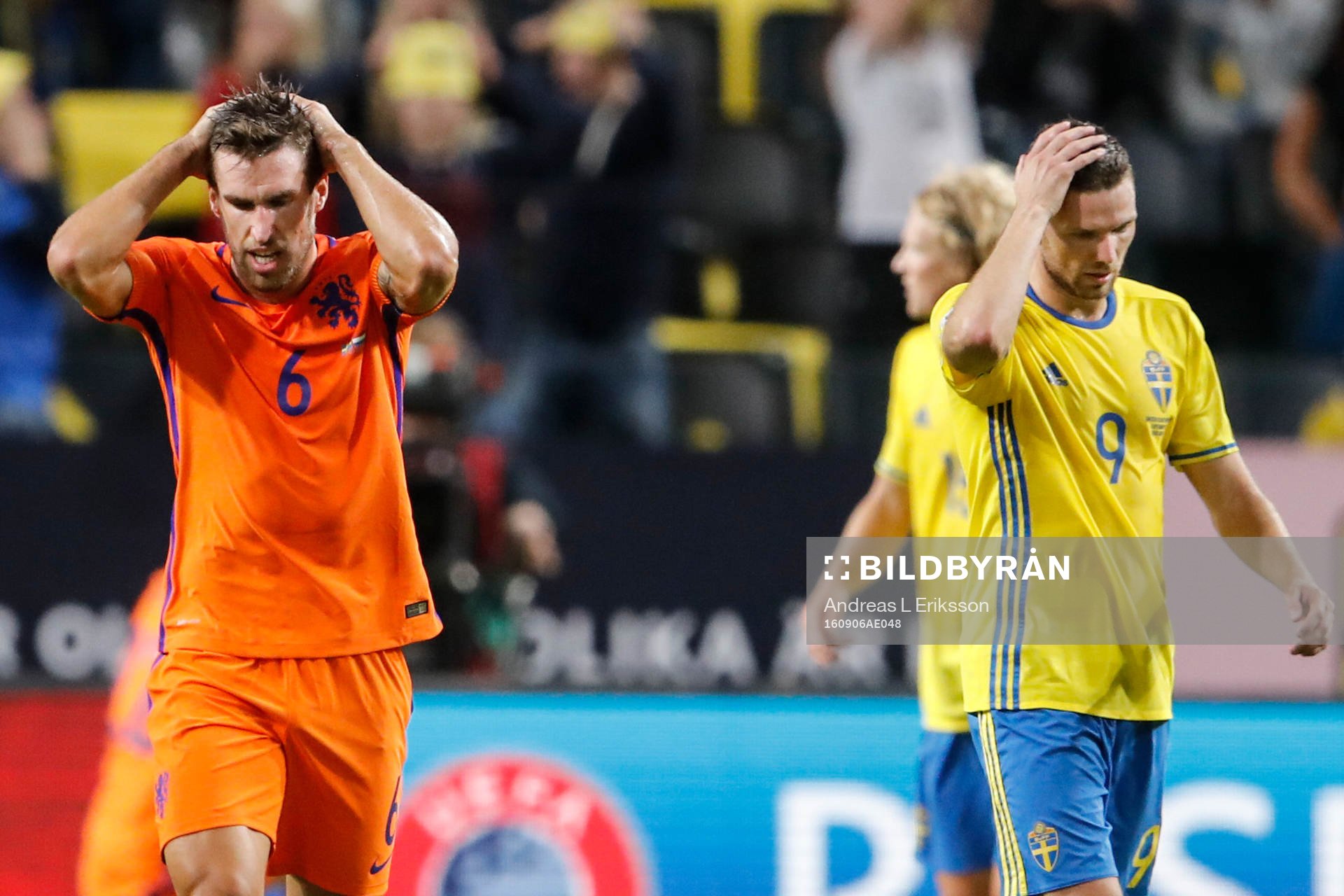 Hollands Kevin Strootman och Sveriges Marcus Berg deppar