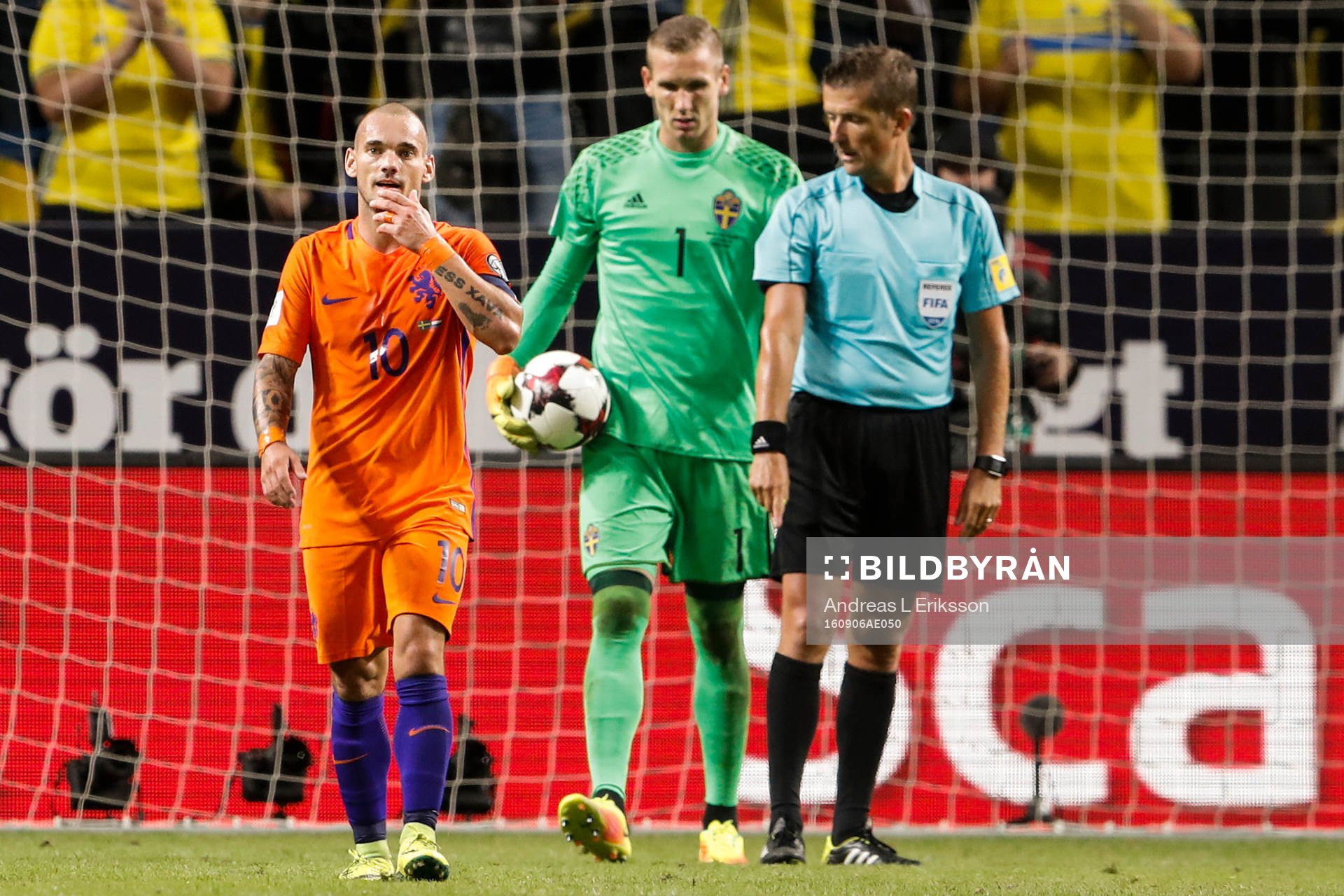 Hollands Emil Forsberg och målvakt Robin Olsen deppar