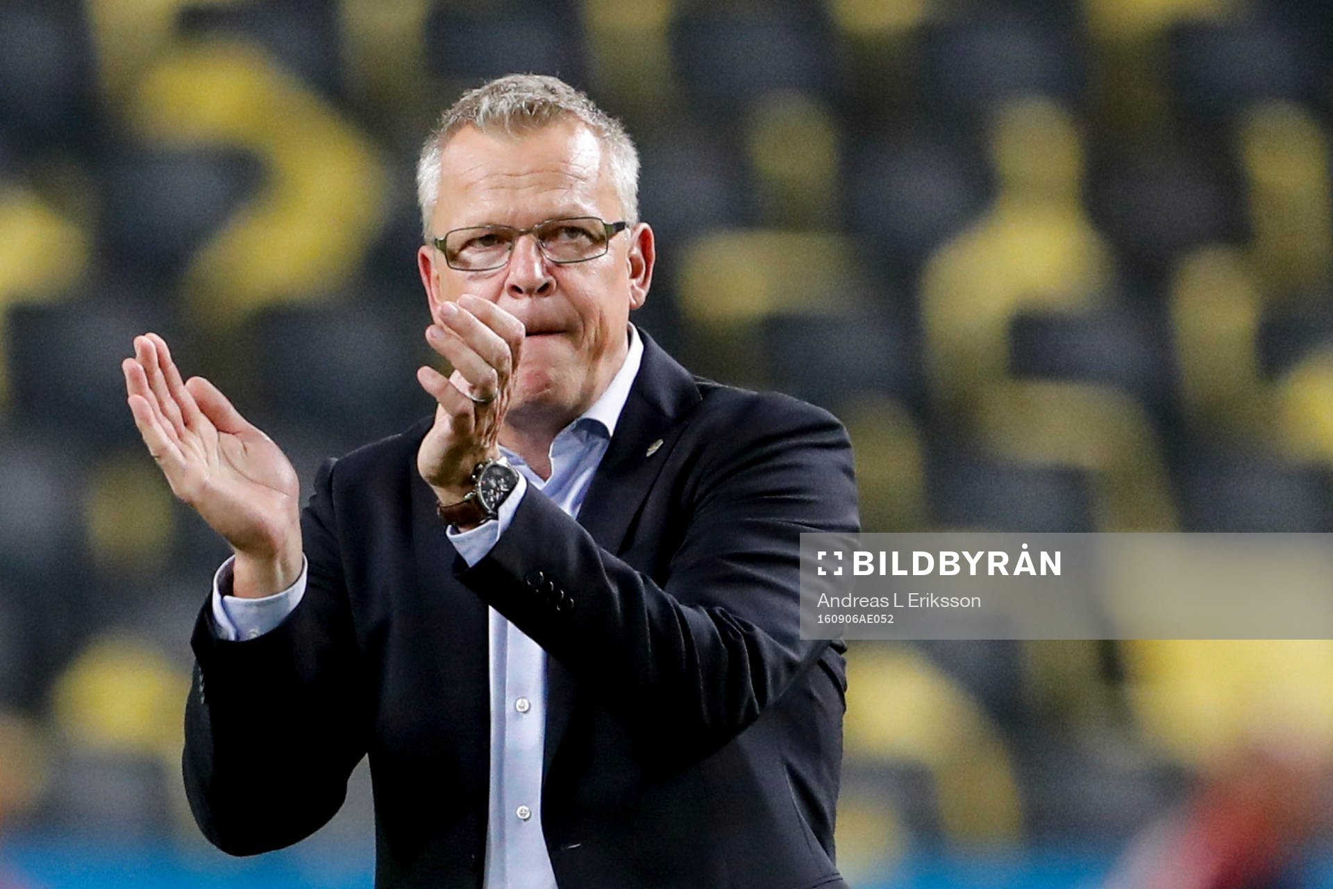 Sveriges förbundskapten Janne Andersson tackar publiken