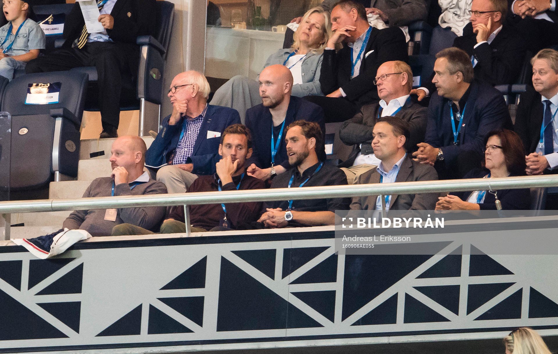 Andreas Isaksson och Johan Elmander på VIP-läktarenunder