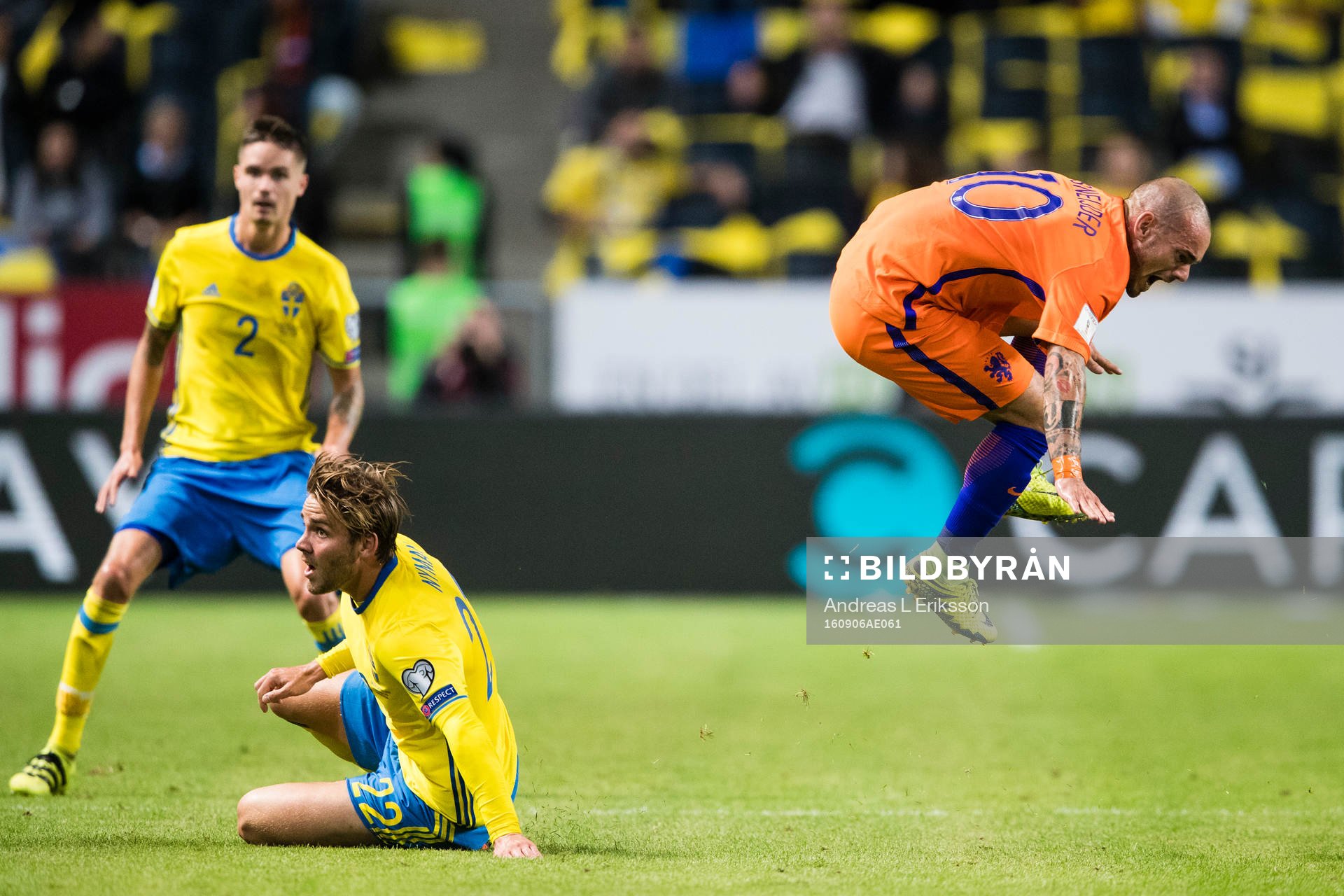Sveriges Christoffer Nyman stoppar bollen för Hollands