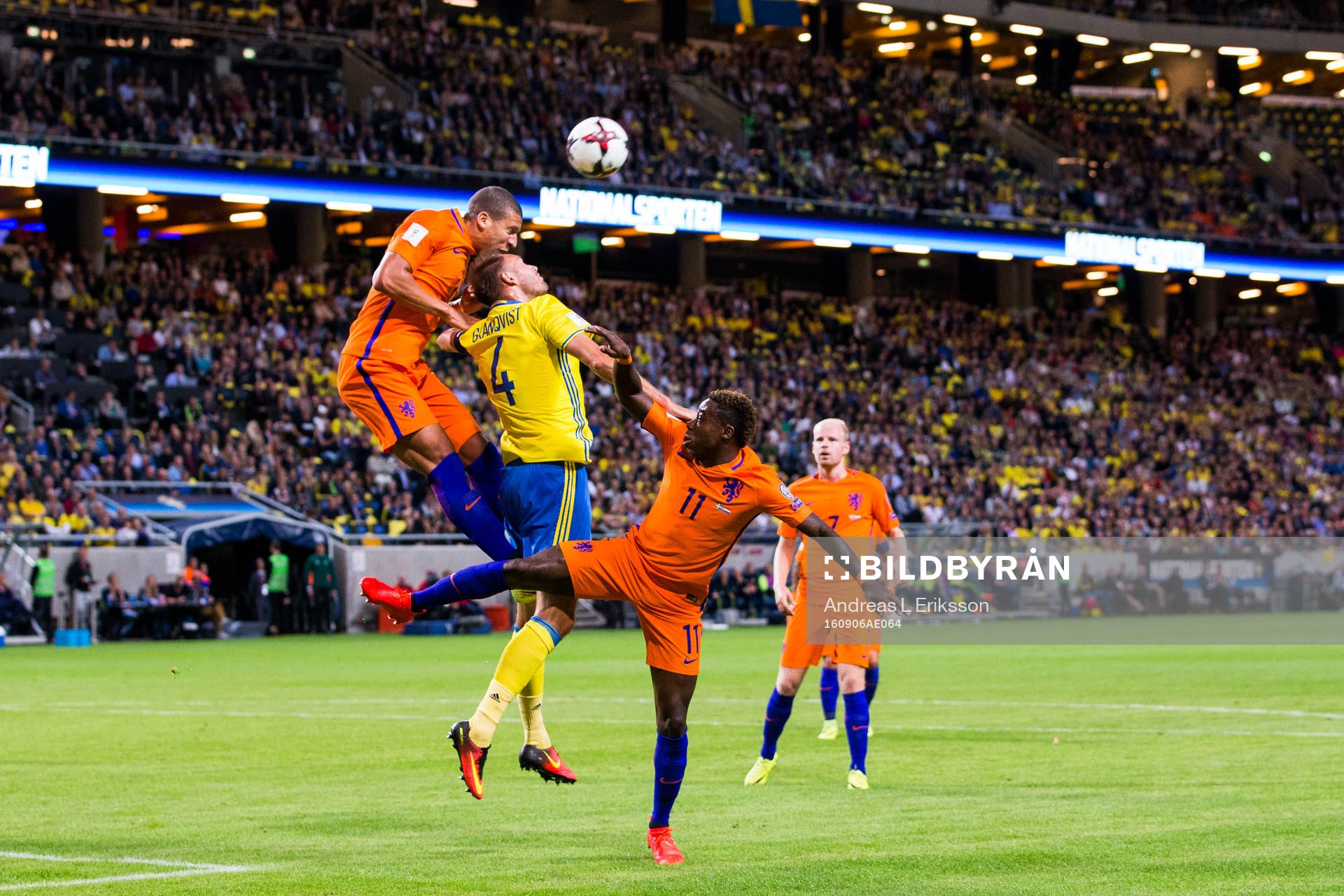 Sveriges Andreas Granqvist i en nickduell med Hollands