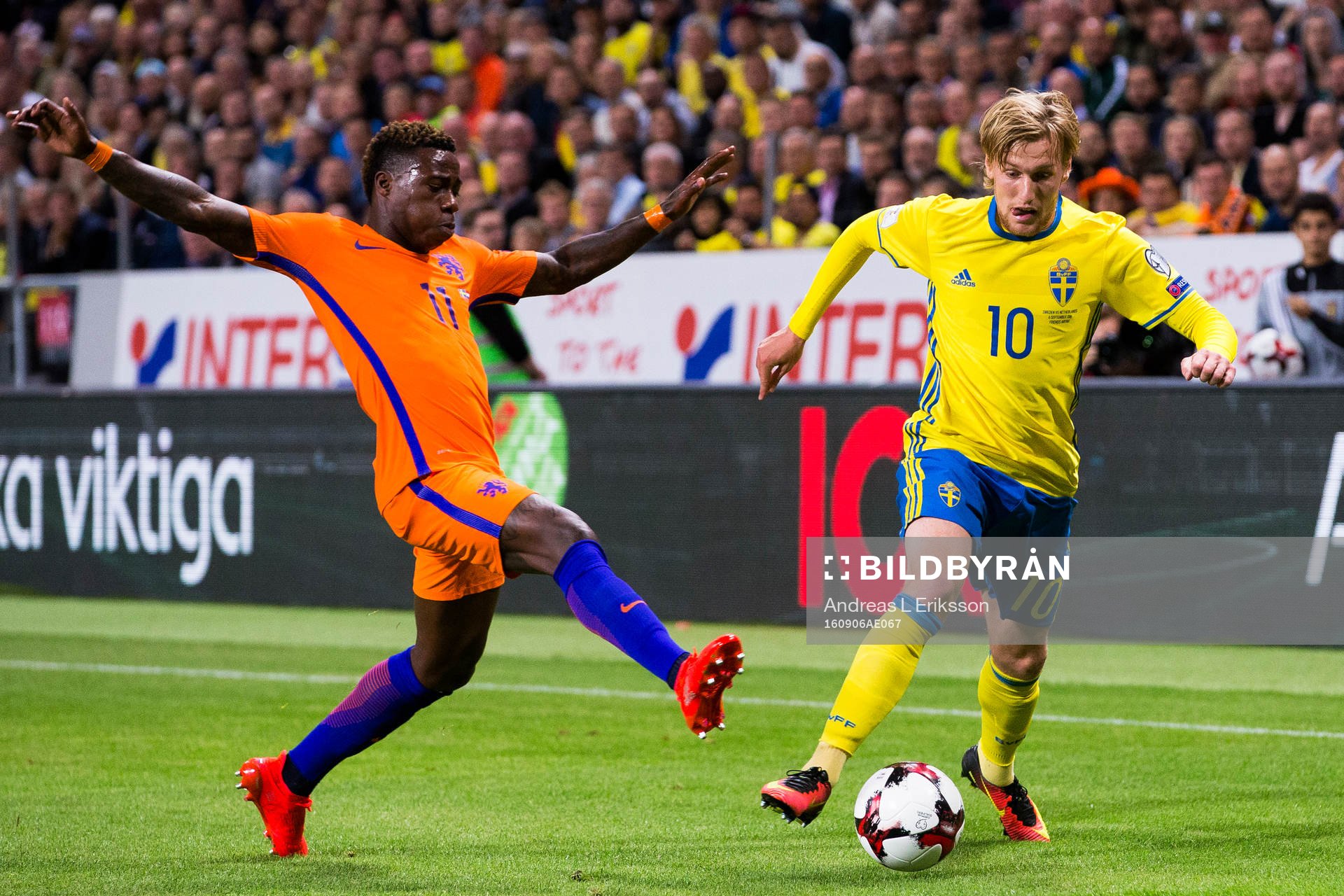 Hollands Quincy Promes i kamp om bollen med Sveriges Emil