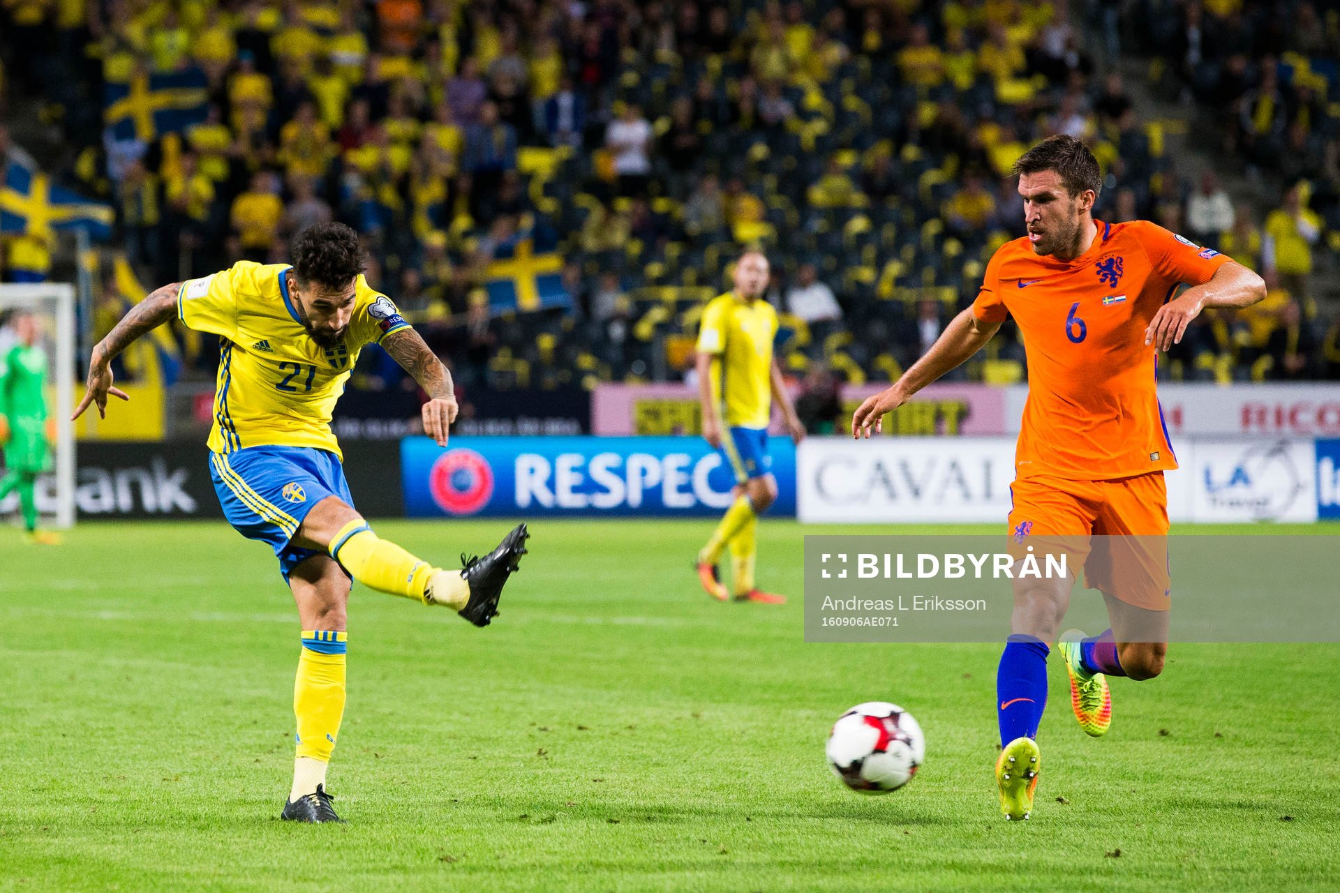 Sveriges Jimmy Durmaz med ett skott förbi Hollands Kevin
