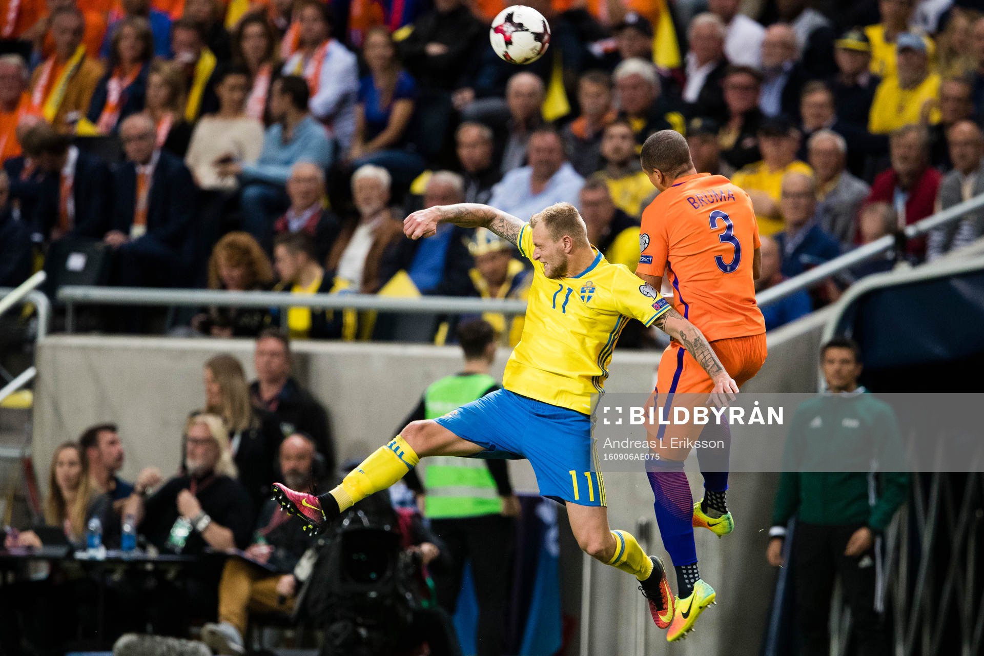 Sveriges John Guidetti i en nickduell med Hollands Jeffrey Bruma under fotbollsmatchen i VM-kvalet mellan Sverige och Holland den 6 september 2016 i Stockholm.