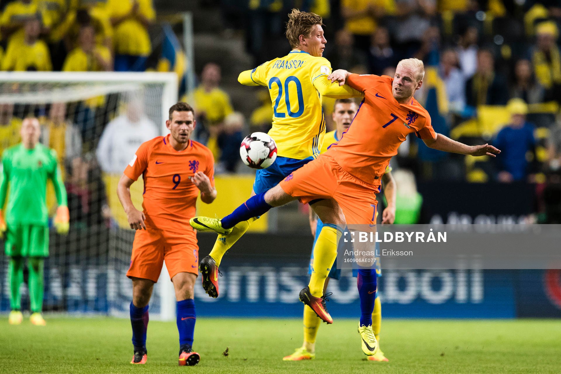 Sveriges Alexander Fransson i en närkamp med Hollands Davy