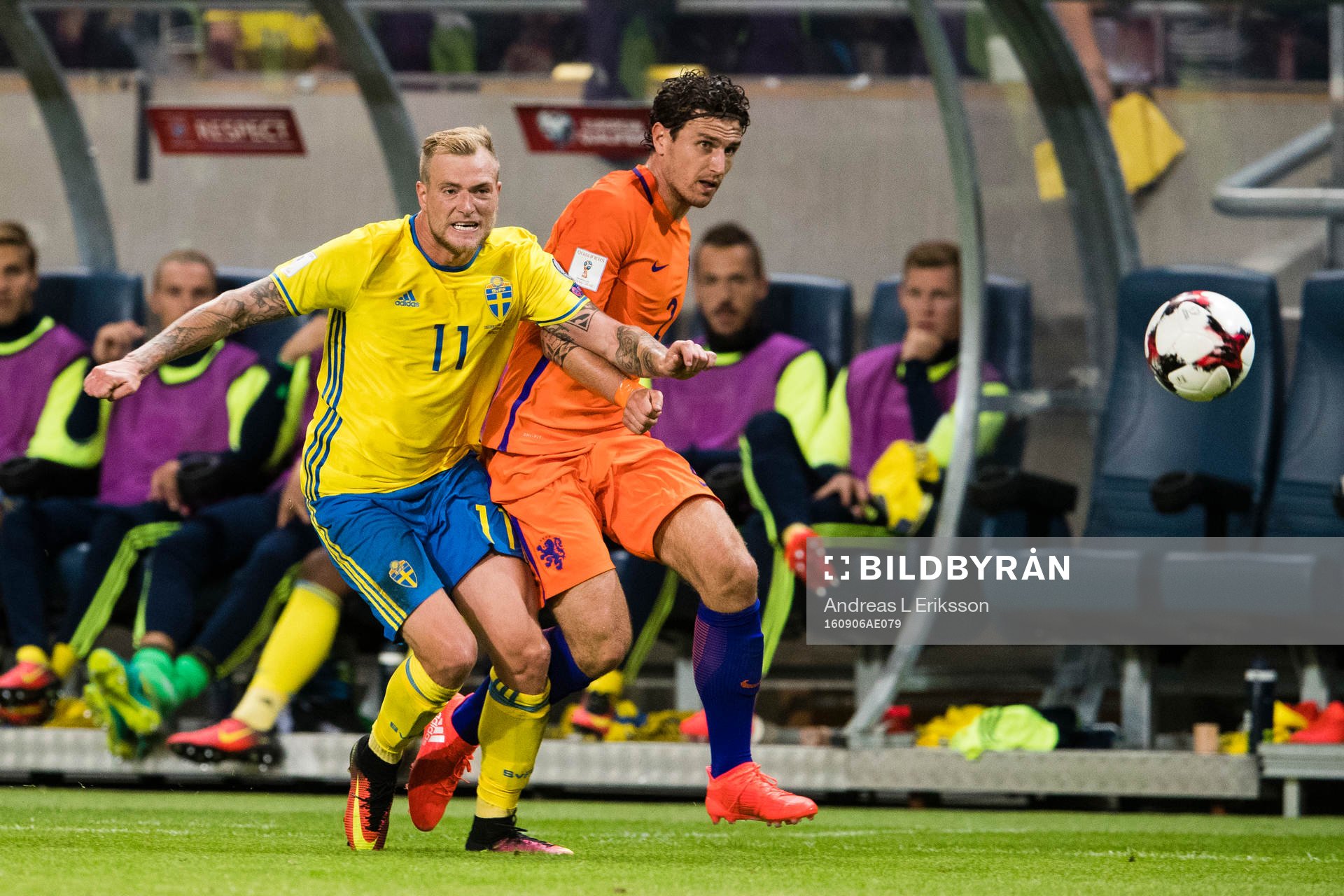Sveriges John Guidetti i kamp om bollen med Hollands Daryl