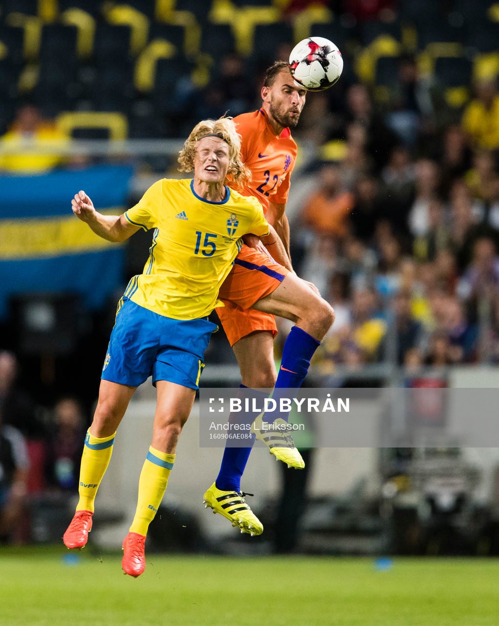 Sveriges Oscar Hiljemark i en nickduell med Hollands Bas