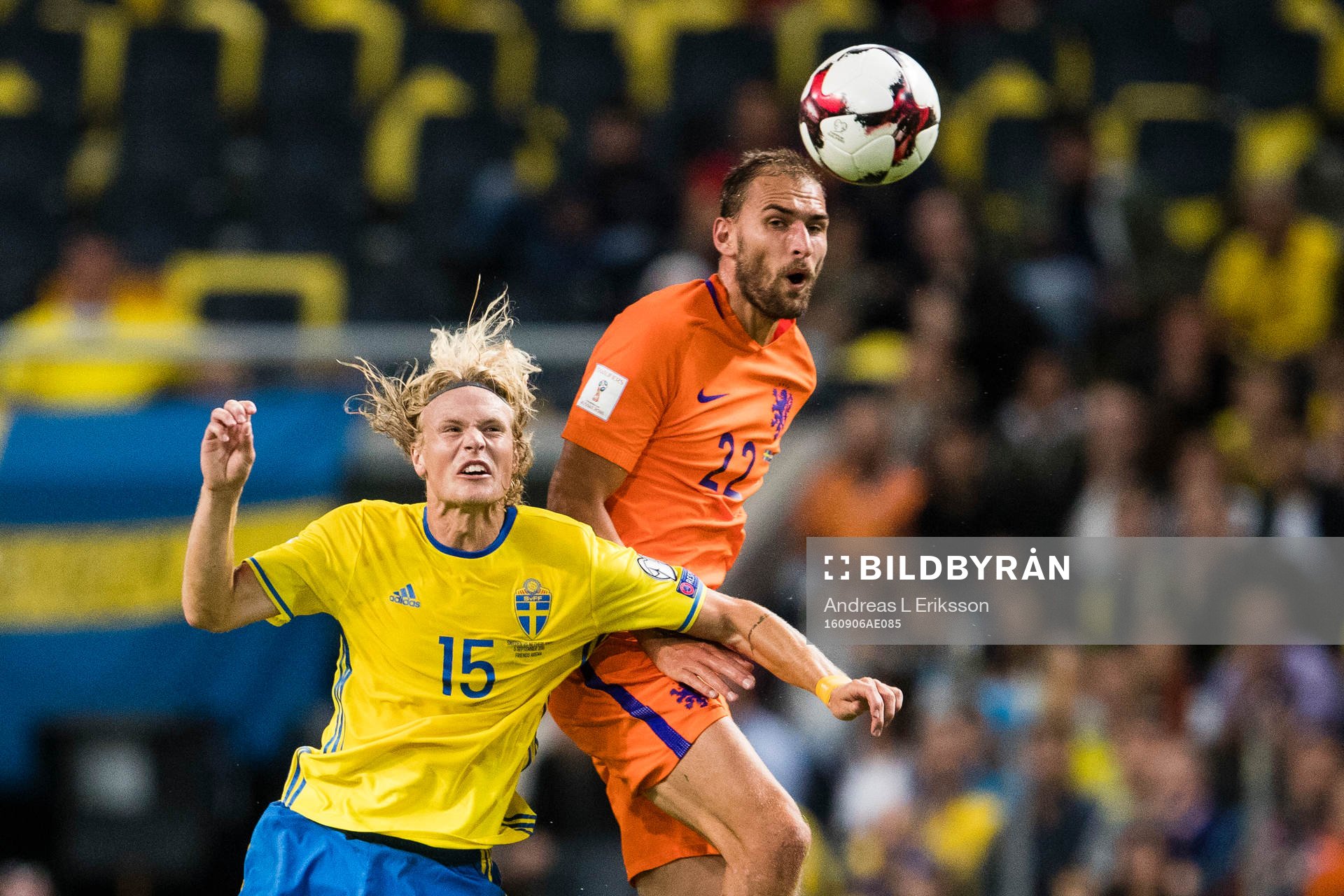 Sveriges Oscar Hiljemark i en nickduell med Hollands Bas