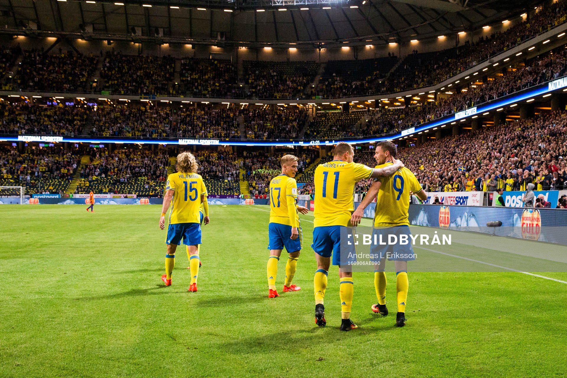 Sveriges John Guidetti gratulerar Marcus Berg till 1-0