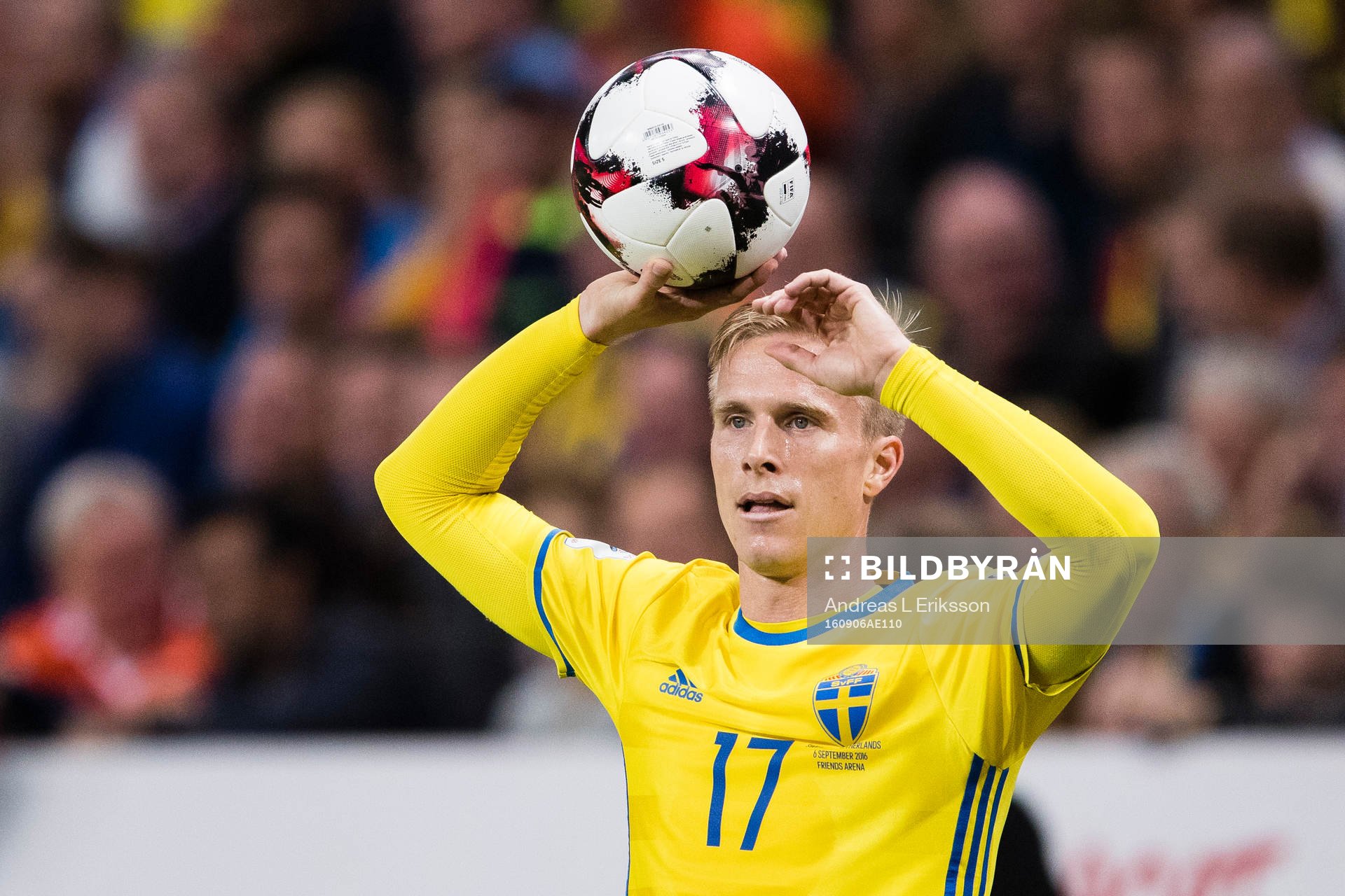 Sveriges Oscar Wendt med ett inkast