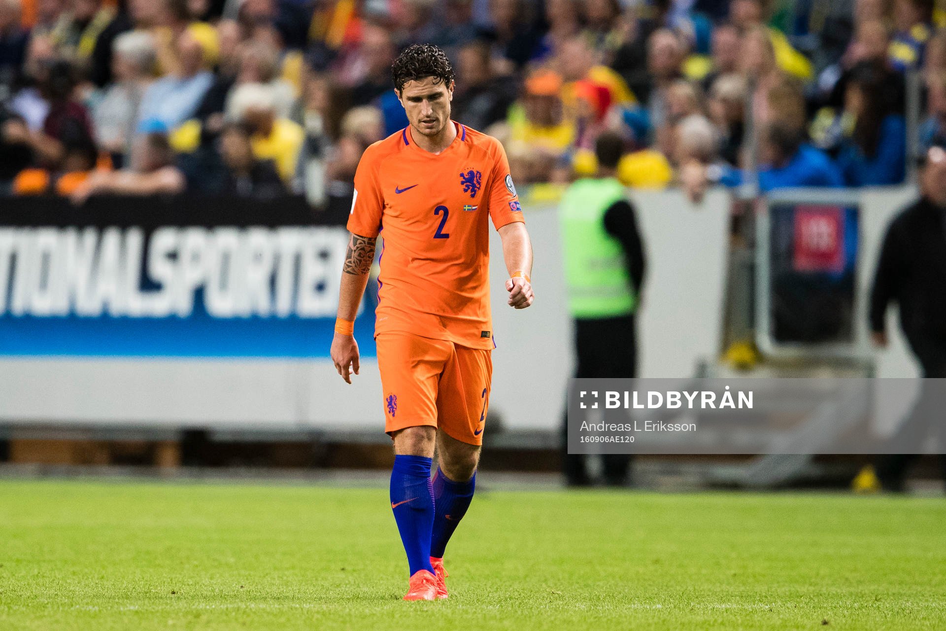 Hollands Daryl Janmaat ser deppig ut