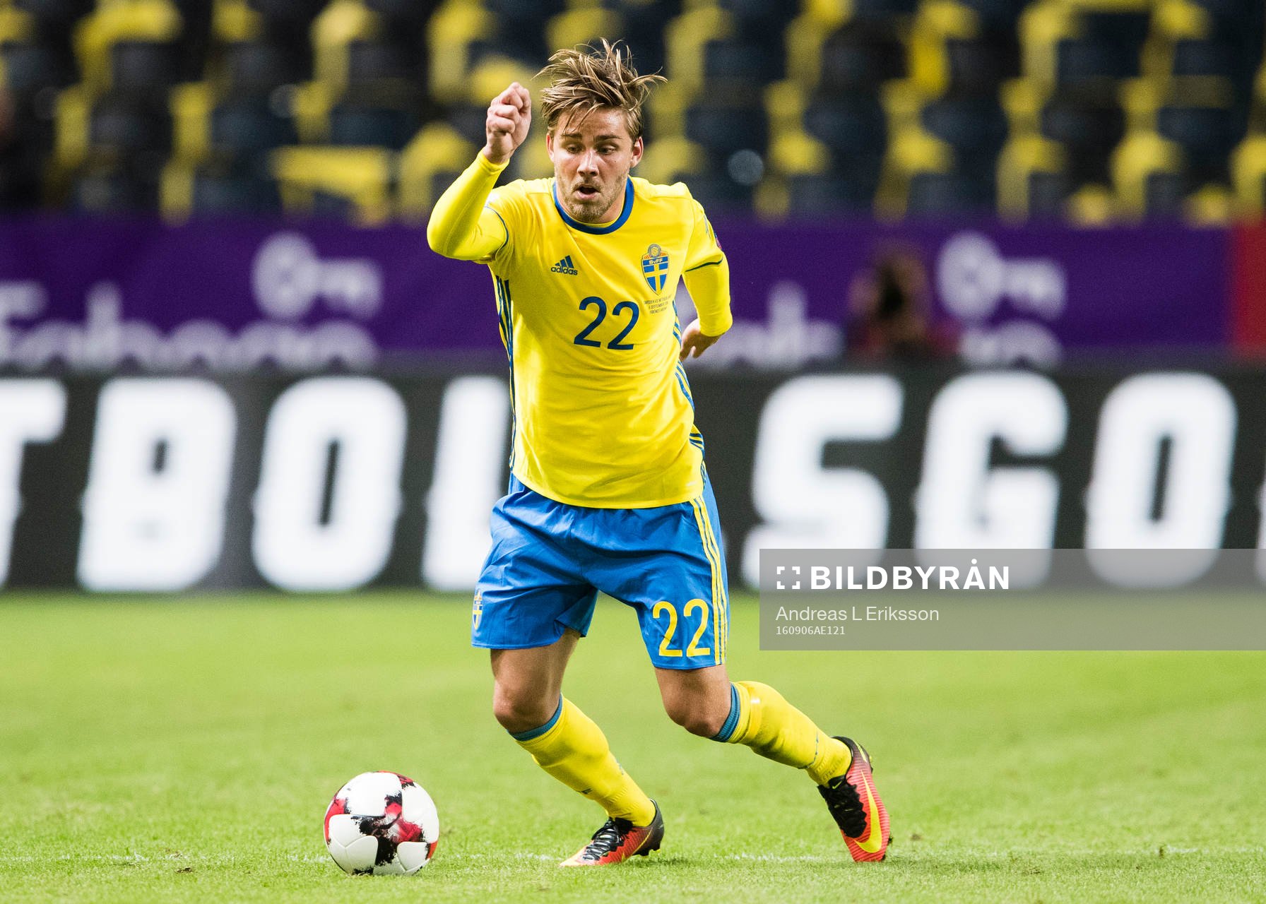 Sveriges Christoffer Nyman med bollen