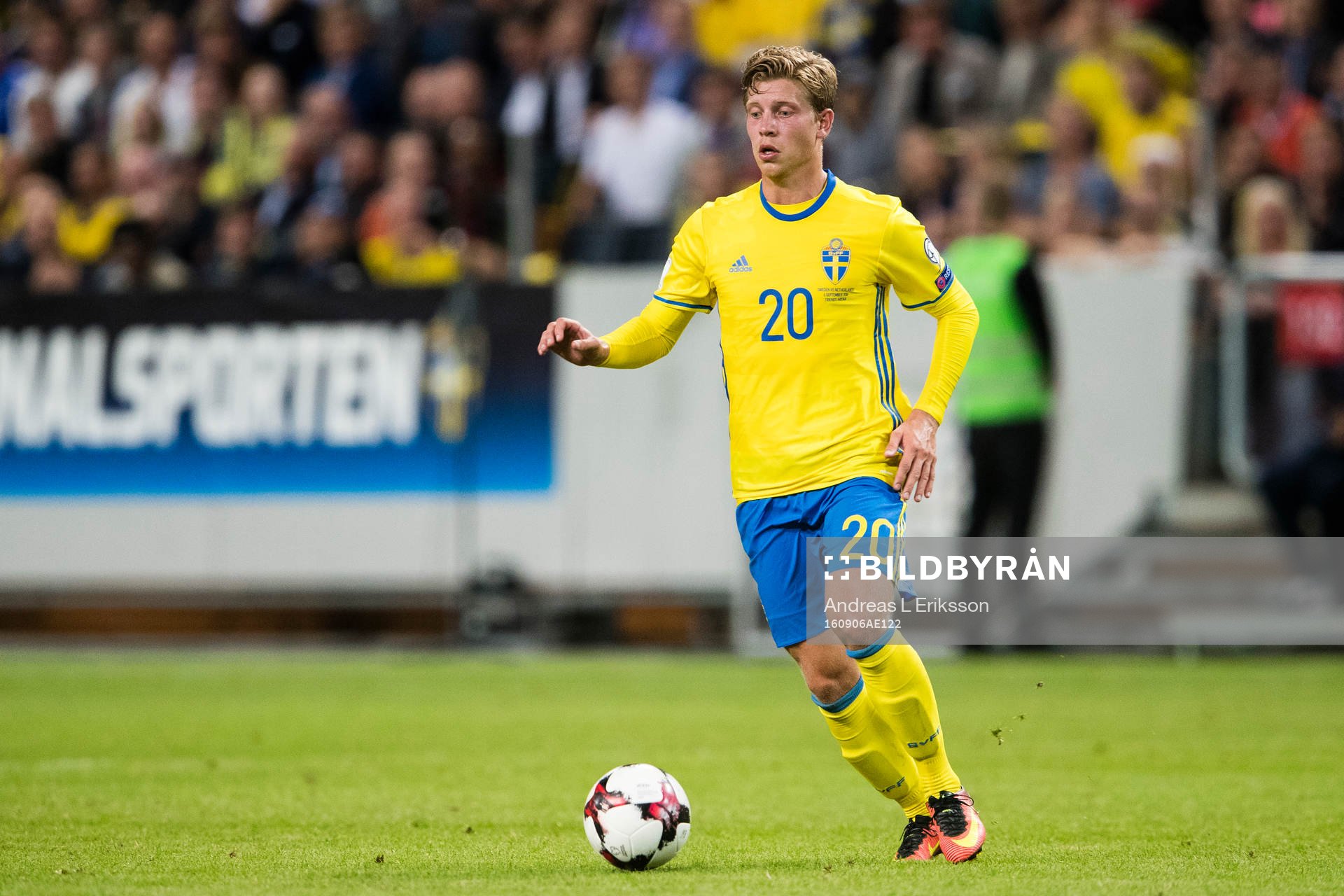 Sveriges Alexander Fransson med bollen