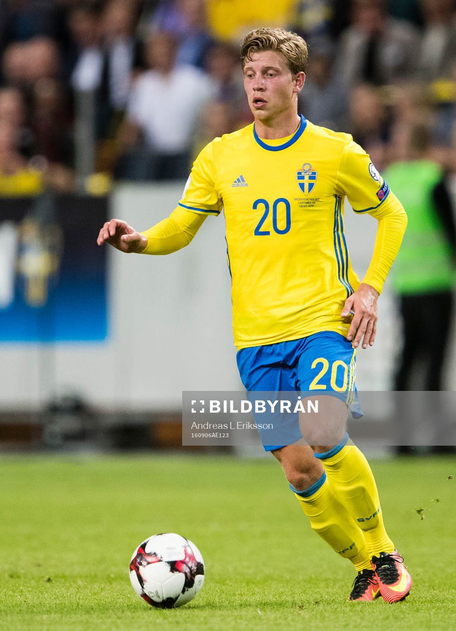 Sveriges Alexander Fransson med bollen