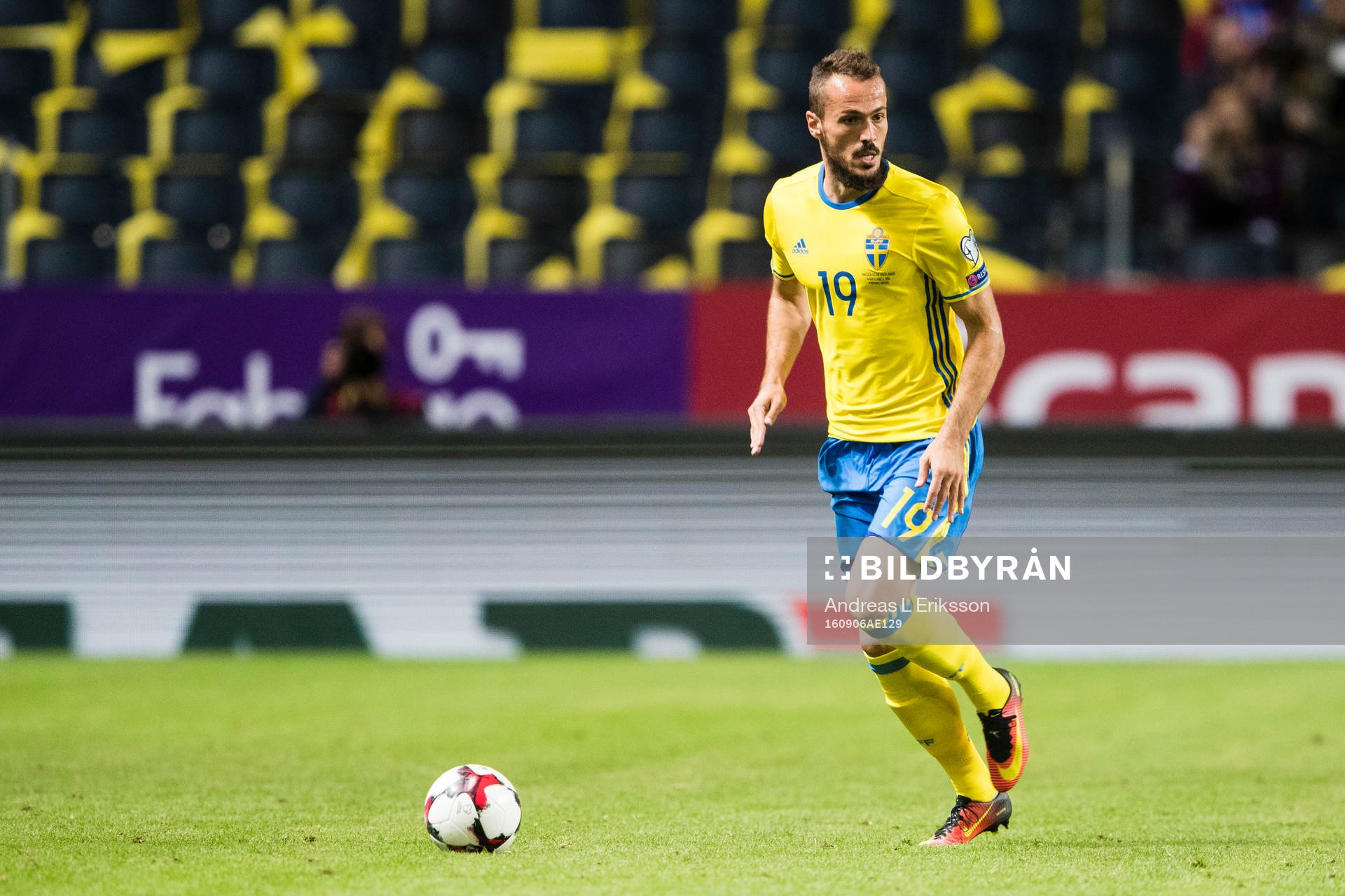Sveriges Emir Kujovic med bollen
