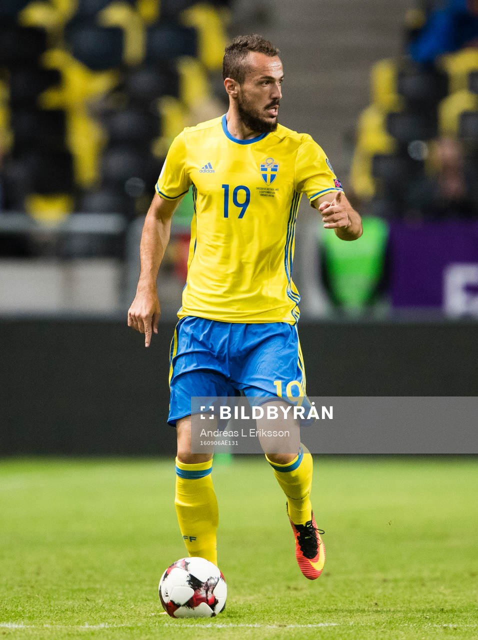 Sveriges Emir Kujovic med bollen