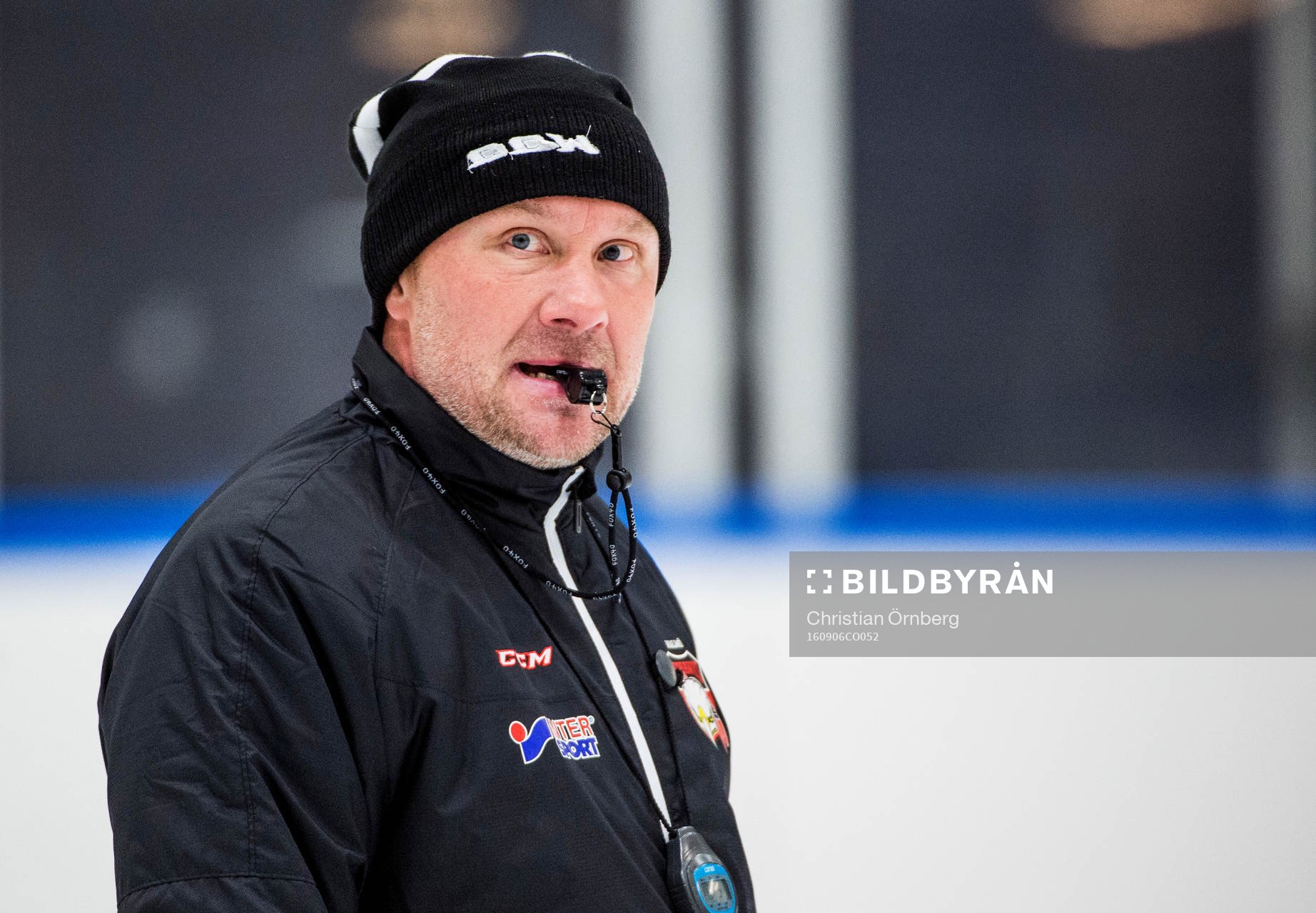 Tränaren Peter Andersson håller i isträning