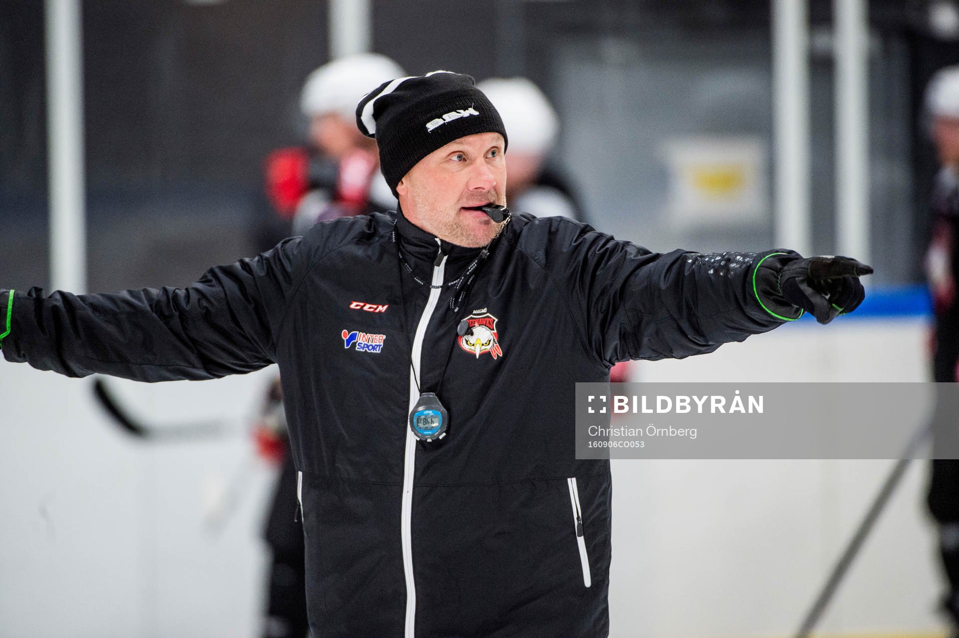 Tränaren Peter Andersson håller i isträning