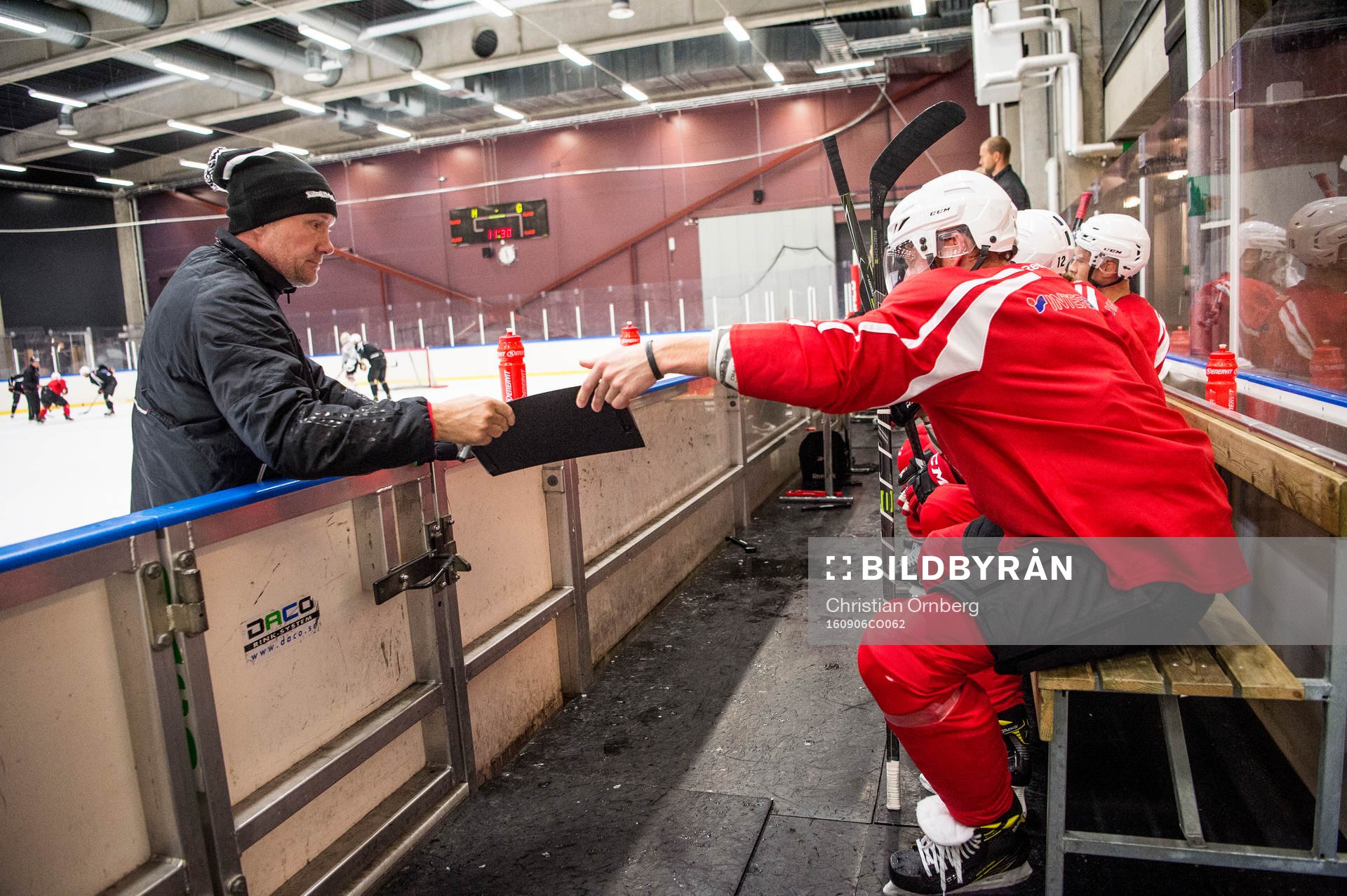 Jens Olsson hjälper tränaren Peter Andersson håller i