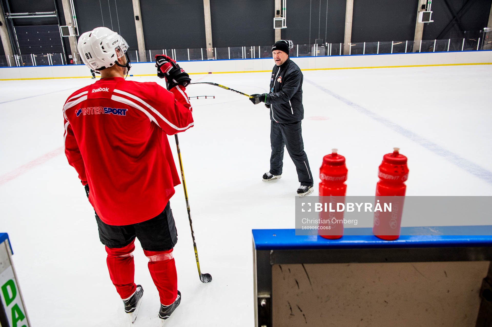 Tränaren Peter Andersson har genomgång med Ilari Filppula