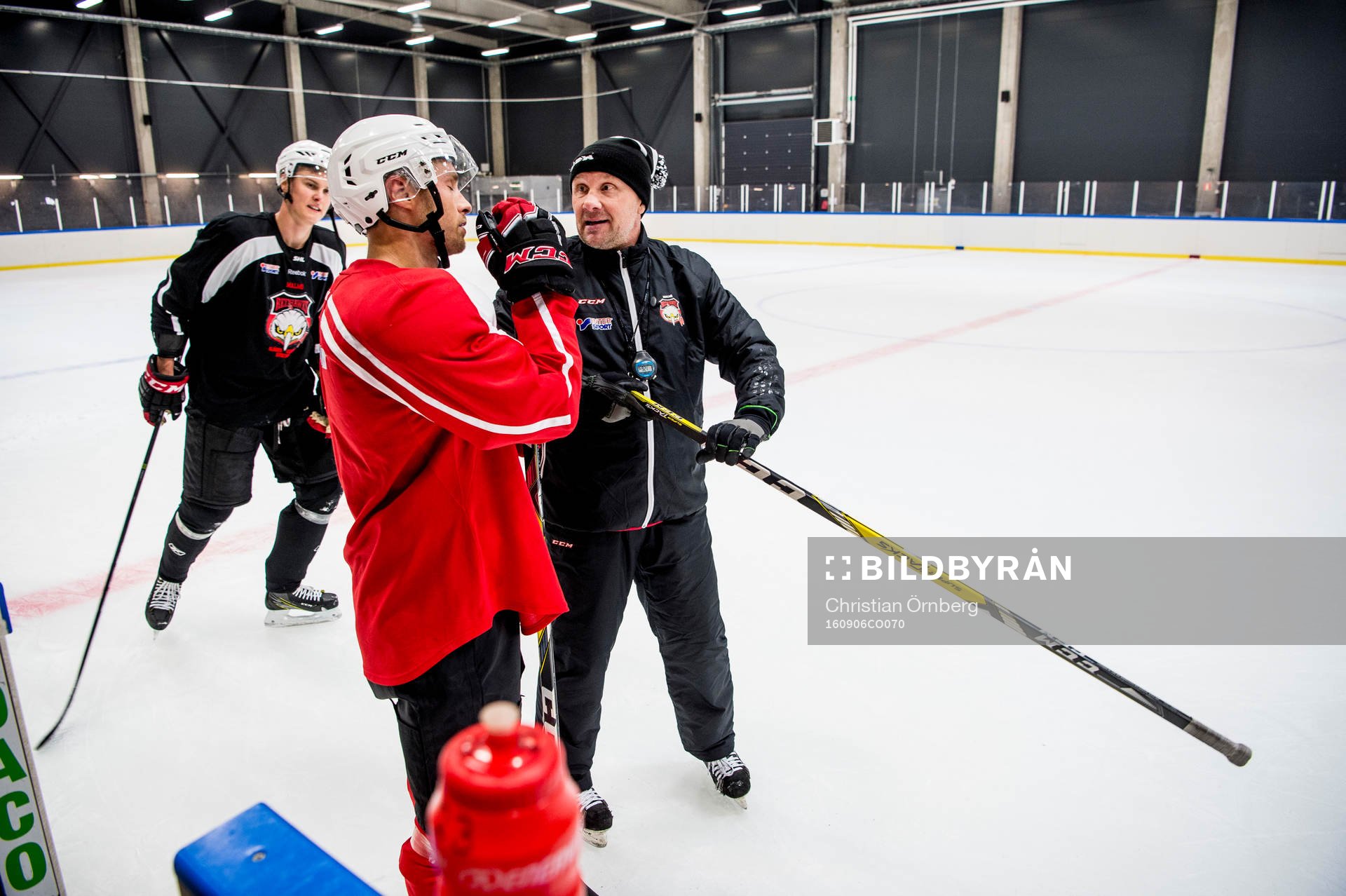 Tränaren Peter Andersson har genomgång med Ilari Filppula