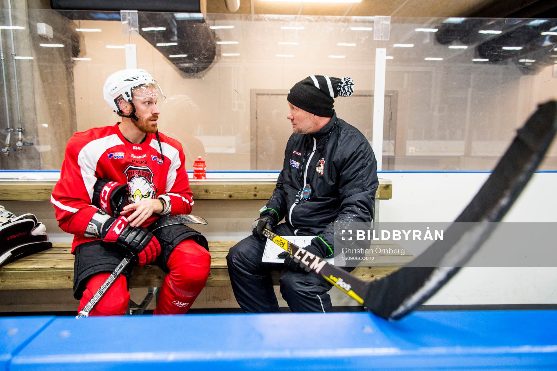 Tränaren Peter Andersson har genomgång med Jens Olsson