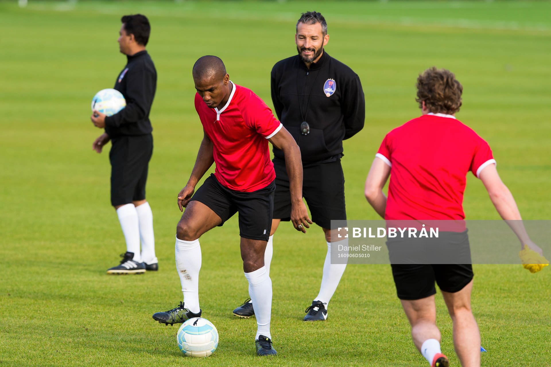Tränare Gianluca Zambrotta tittar på Florent Malouda