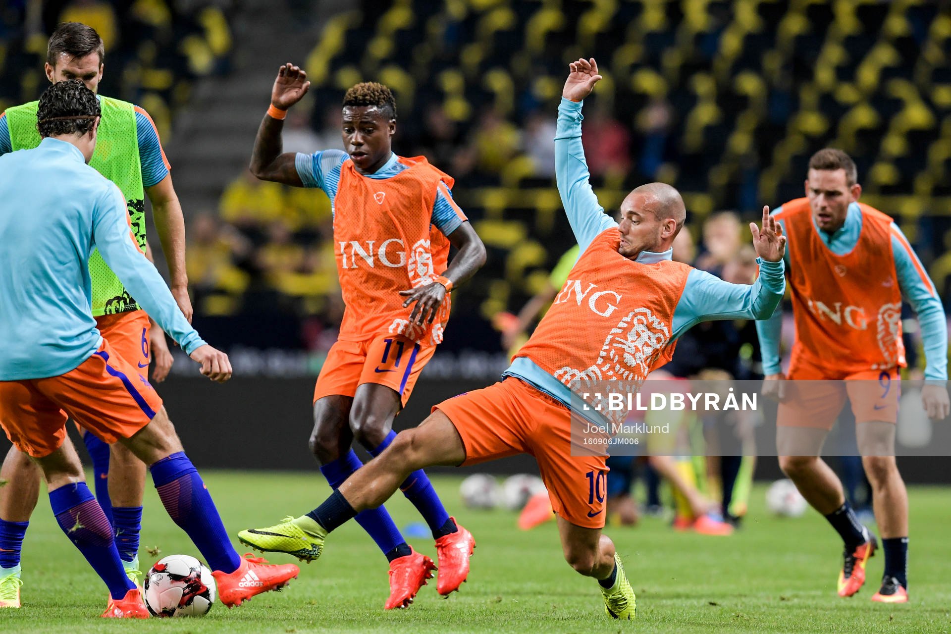 Hollands Wesley Sneijder sträcker sig