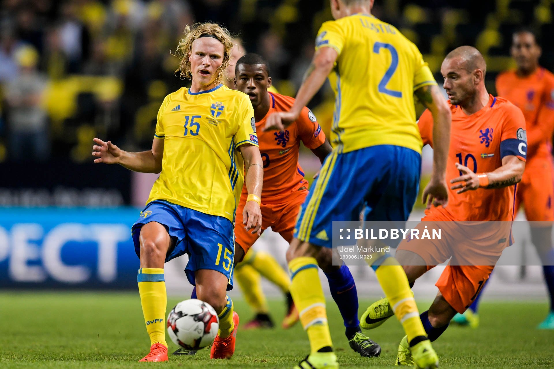 Sveriges Oscar Hiljemark och Hollands Vincent Janssen och