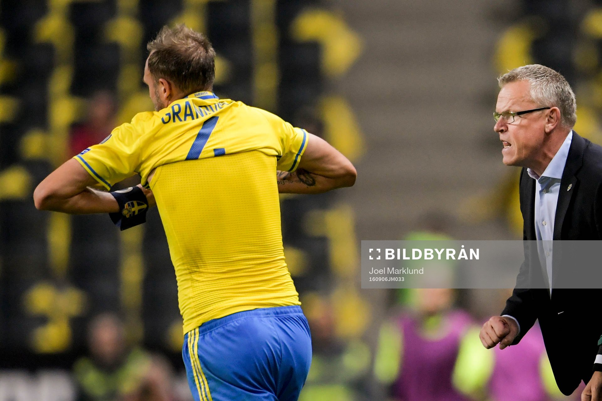 Sveriges förbundskapten Janne Andersson ger instruktioner