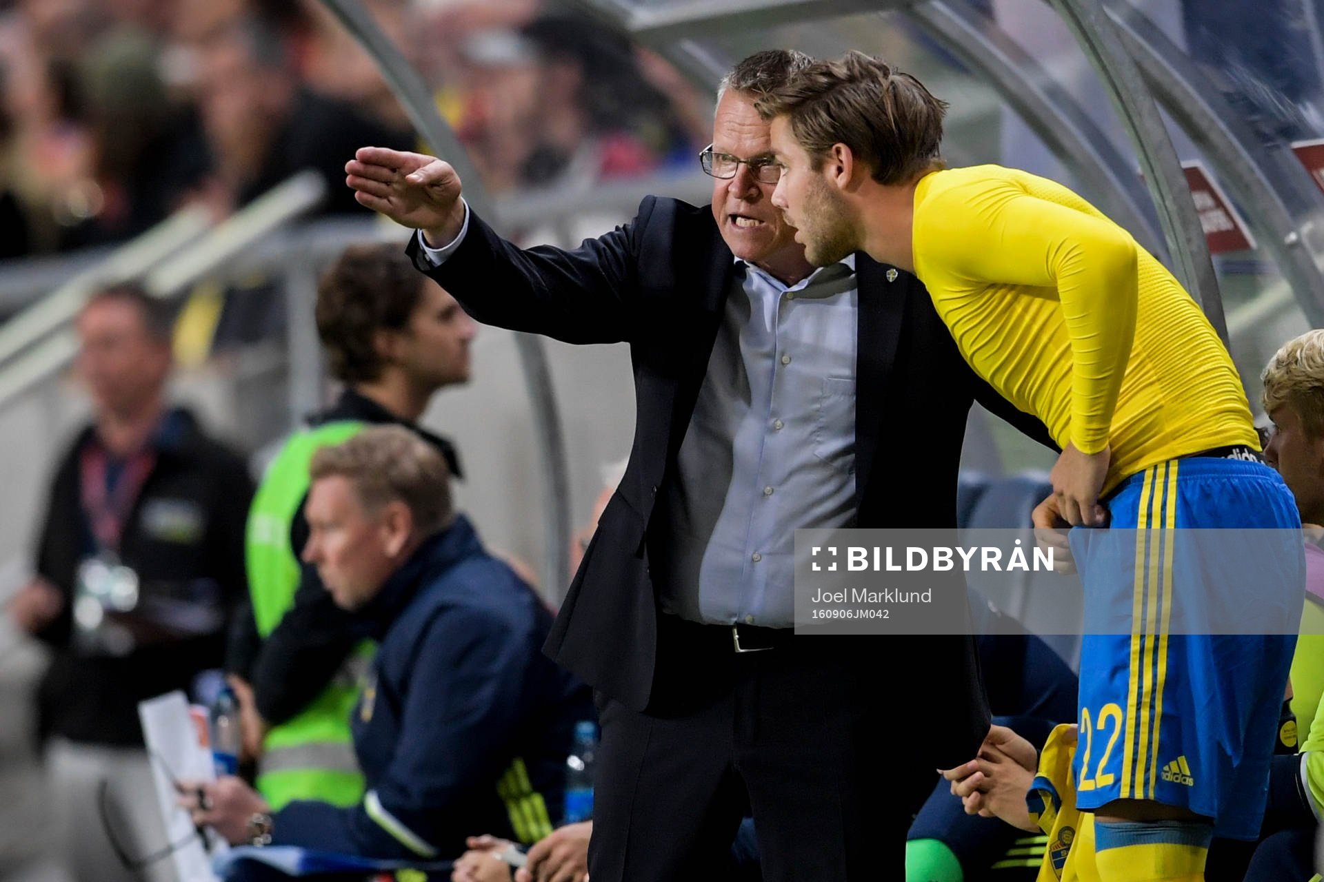 Sveriges förbundskapten Janne Andersson ger instruktioner
