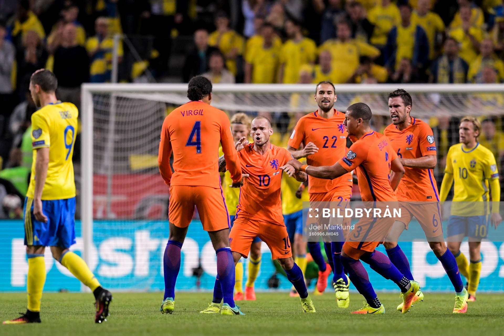 Hollands Wesley Sneijder (m) jublar efter att han gjort 1-1 under fotbollsmatchen i VM-kvalet mellan Sverige och Holland den 6 september 2016 i Stockholm.