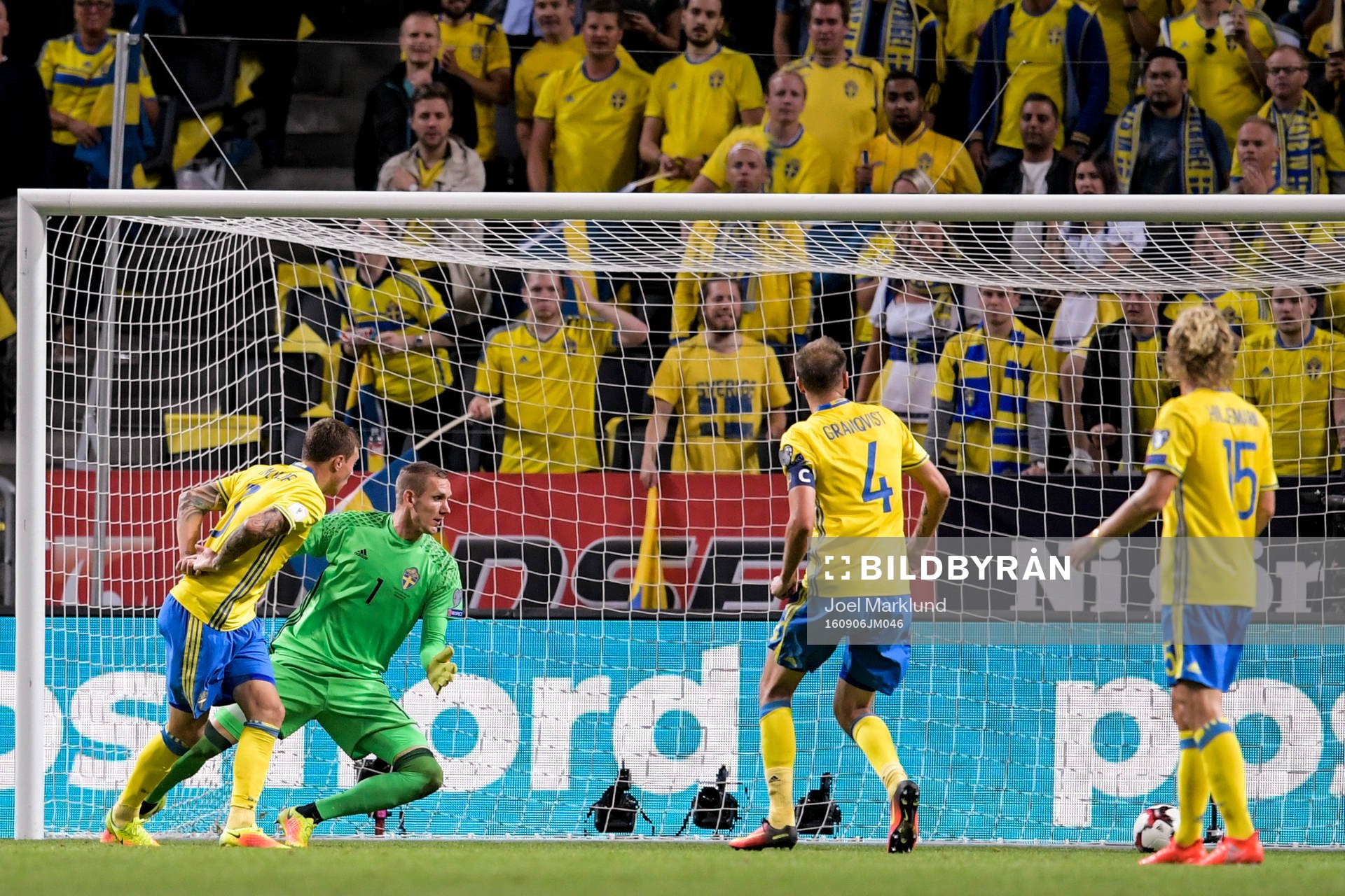 Sveriges målvakt Robin Olsen ser 1-1 målet från Hollands