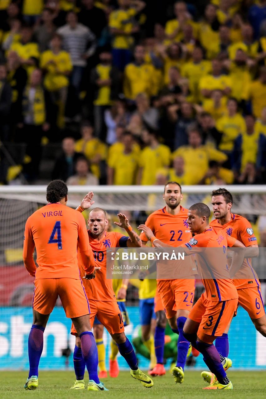 Hollands Wesley Sneijder (m) jublar efter att han gjort 1-1 under fotbollsmatchen i VM-kvalet mellan Sverige och Holland den 6 september 2016 i Stockholm.