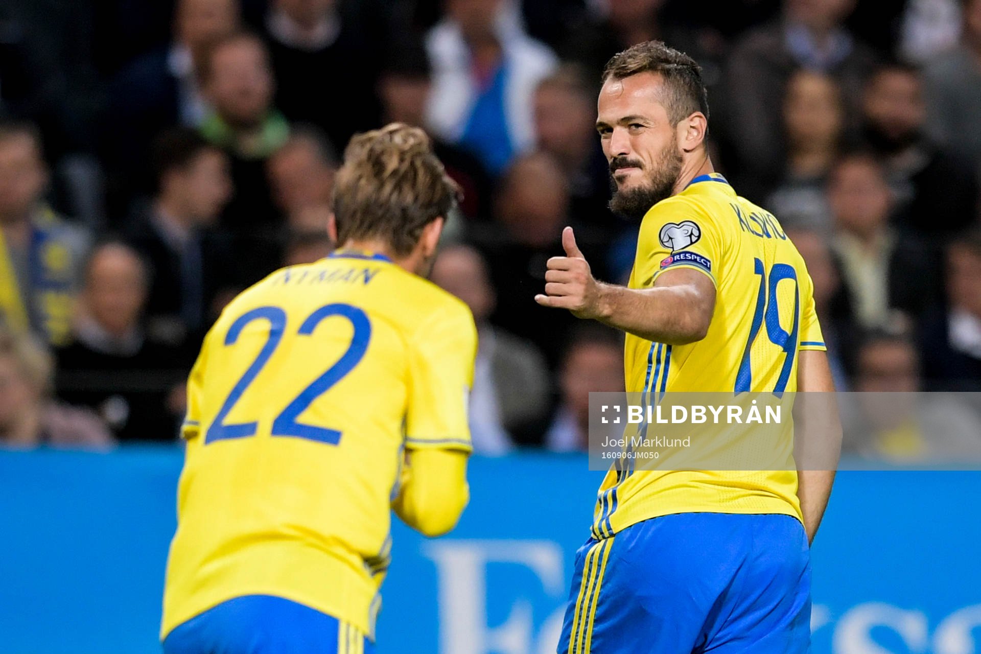 Sveriges Emir Kujovic gör tummen upp till Christoffer Nyman under fotbollsmatchen i VM-kvalet mellan Sverige och Holland den 6 september 2016 i Stockholm.
