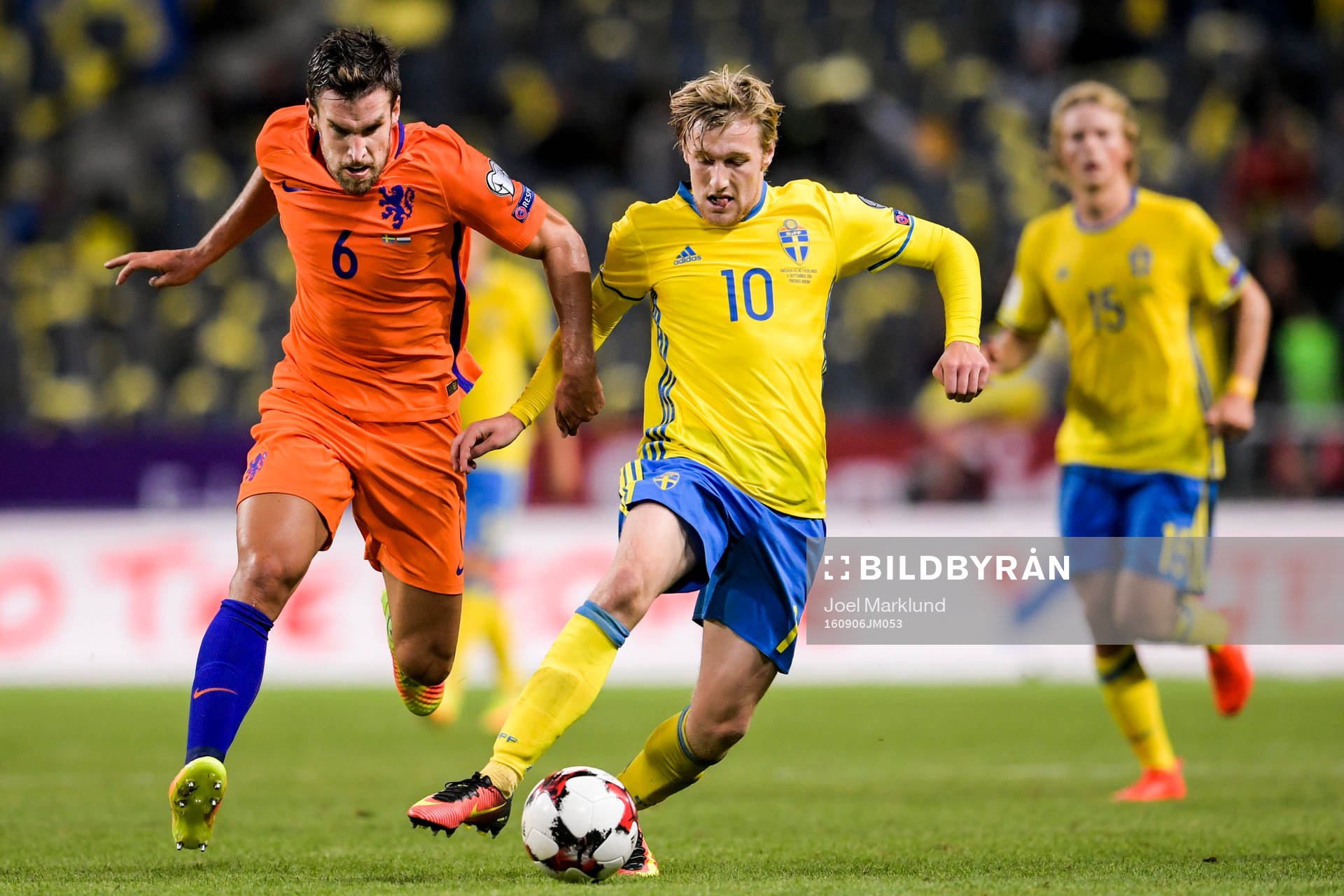 Hollands Kevin Strootman och Sveriges Emil Forsberg